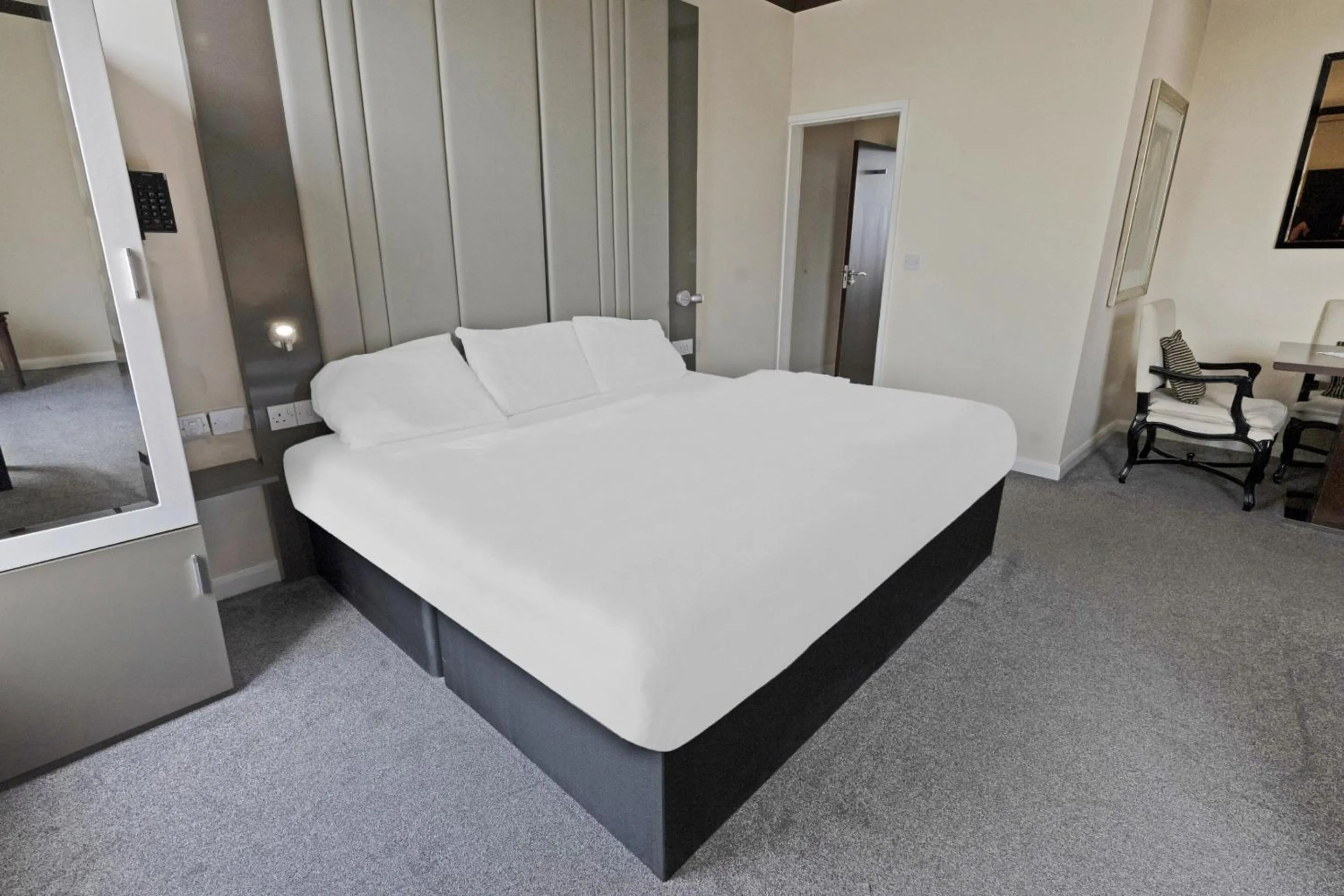 Bedroom, Bed in OYO The Baltimore Hotel