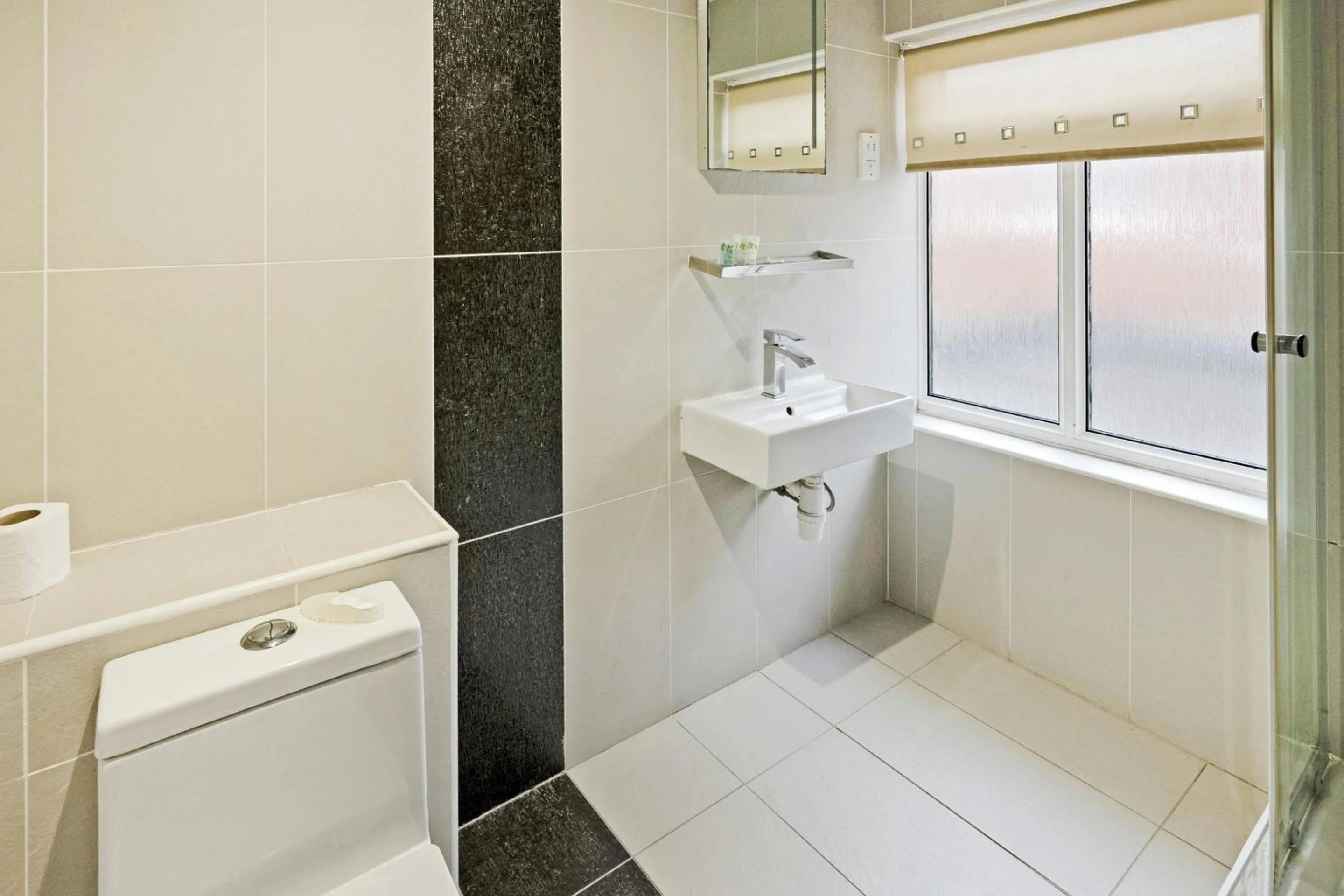 Bathroom in OYO The Baltimore Hotel