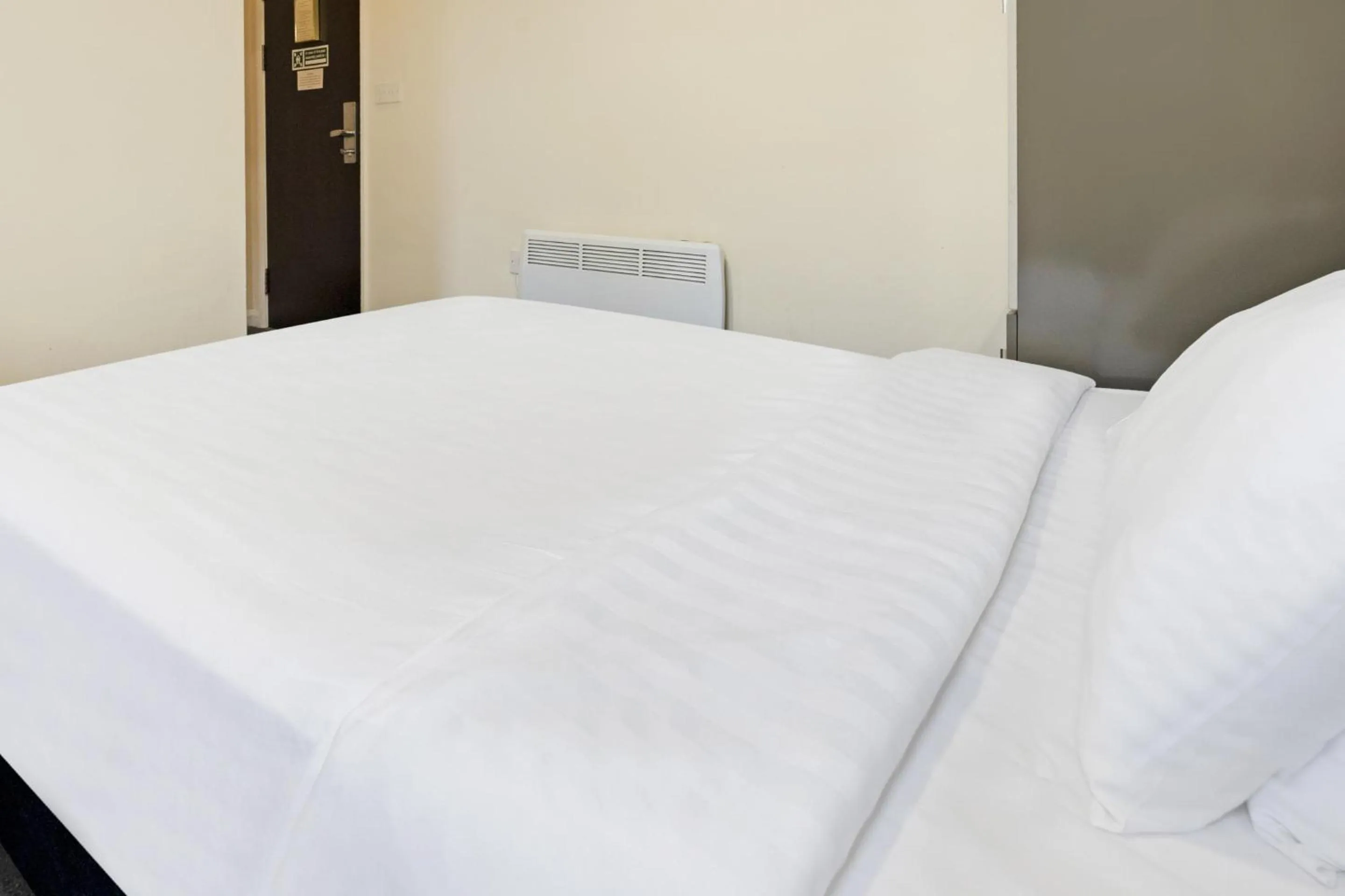 Bedroom, Bed in OYO The Baltimore Hotel