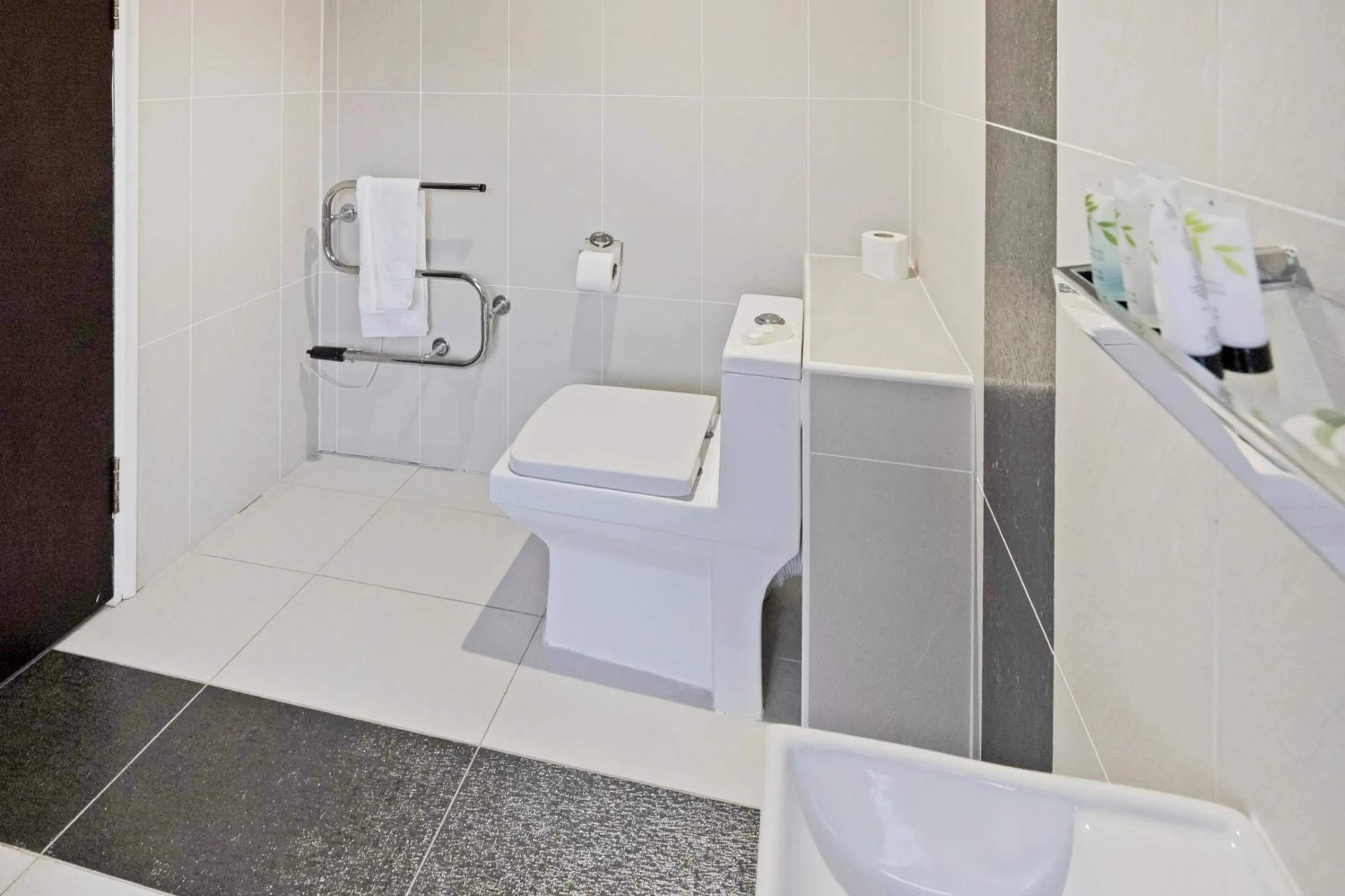 Bathroom in OYO The Baltimore Hotel