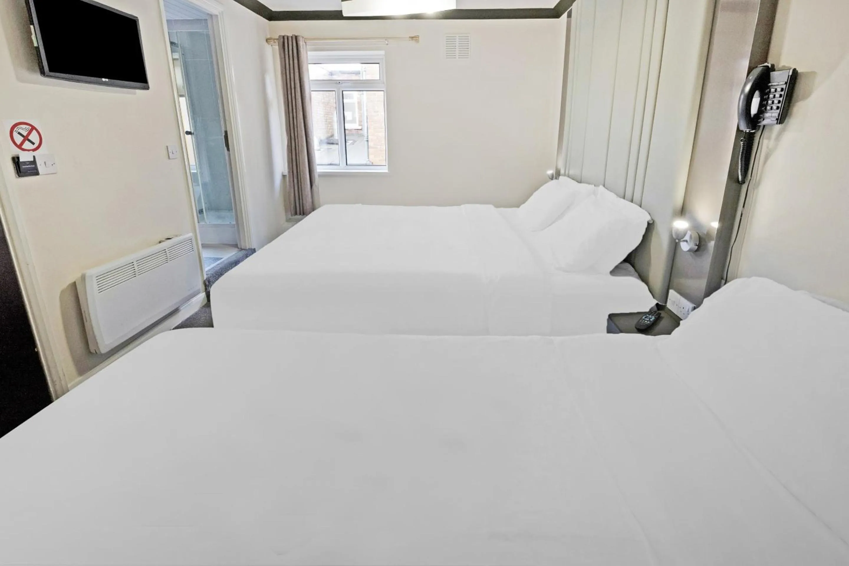 Bedroom, Bed in OYO The Baltimore Hotel