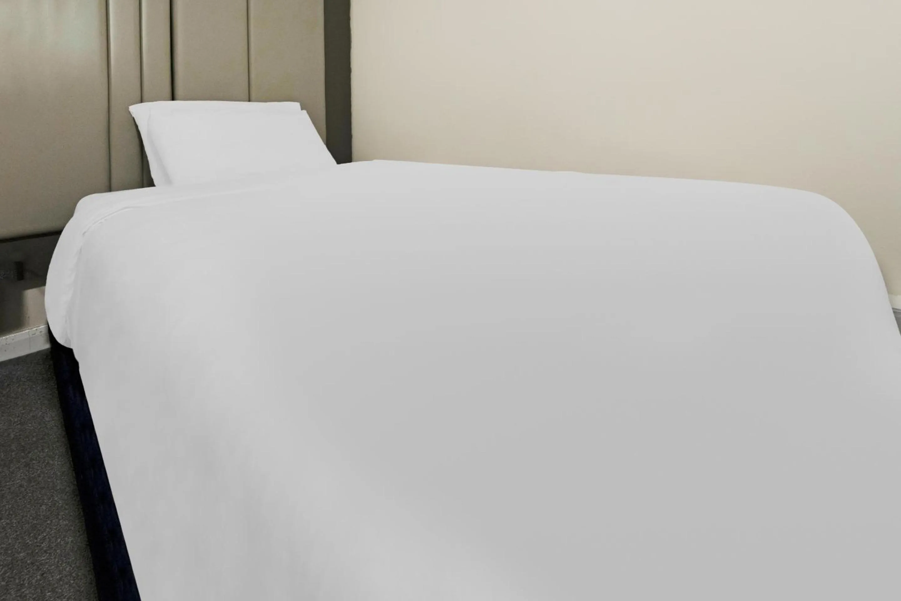 Bedroom, Bed in OYO The Baltimore Hotel