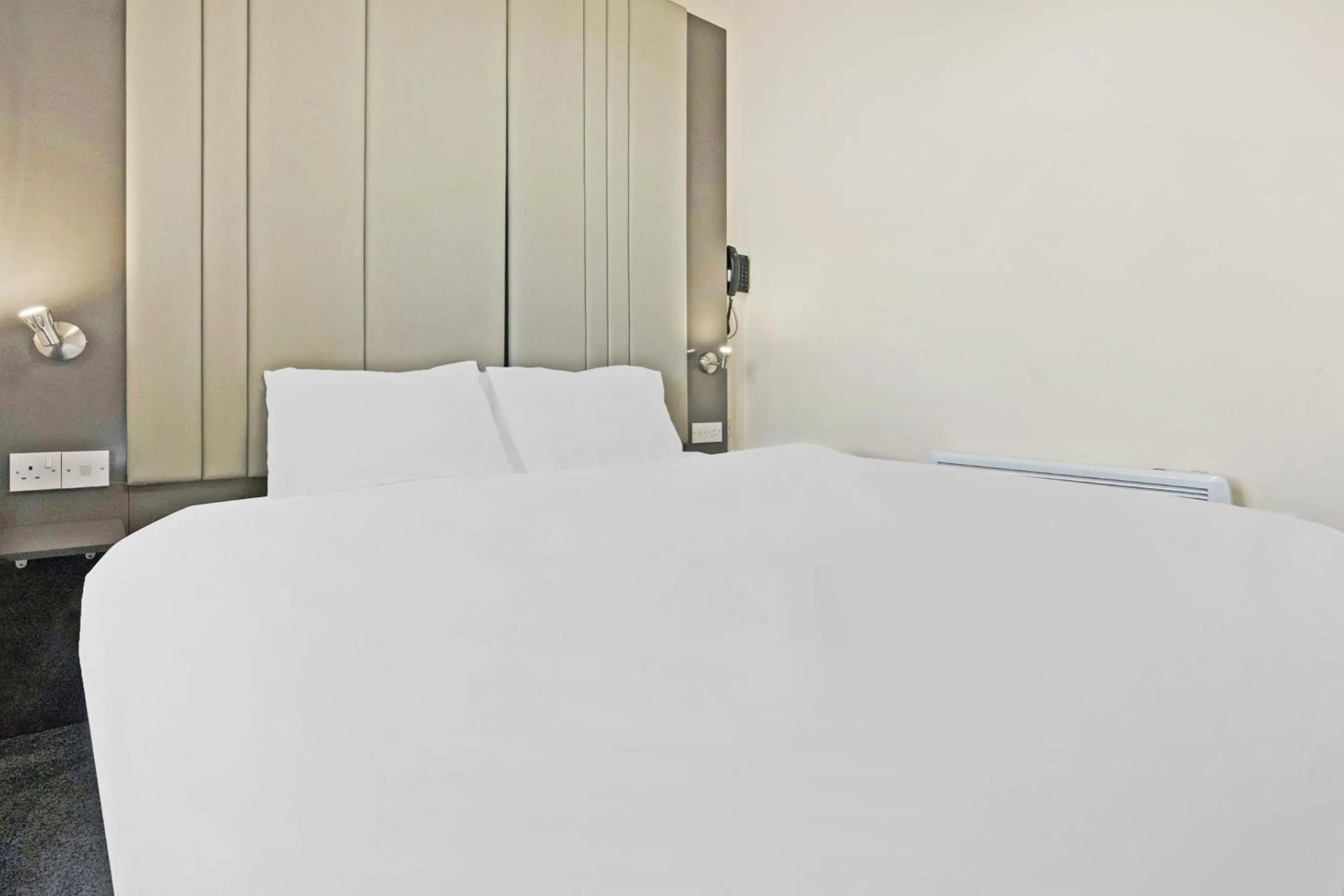 Bedroom, Bed in OYO The Baltimore Hotel