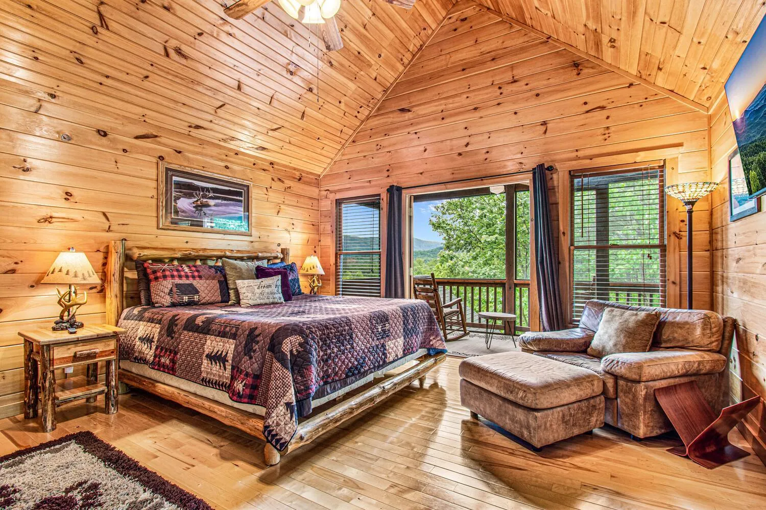 Bed in Incredible Views! - Pet Friendly - Aska Adventure Area - Bearfoot Bungalow