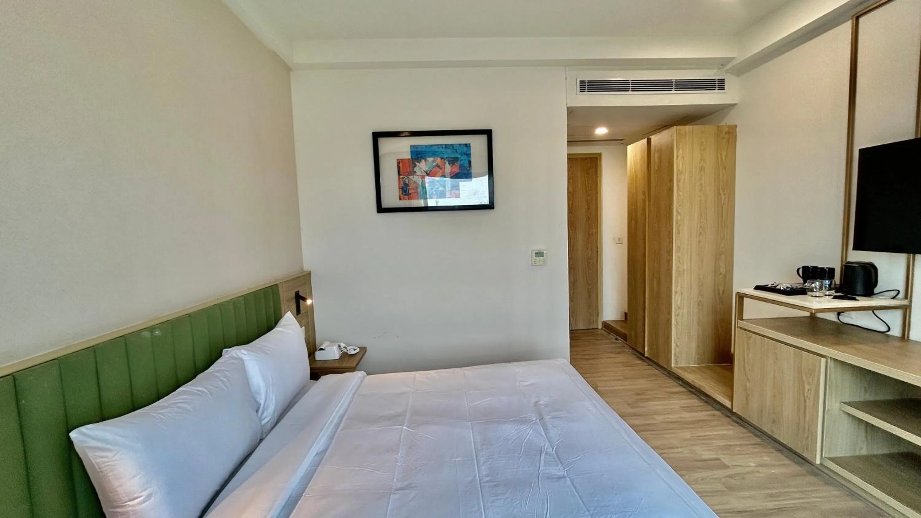 Photo of the whole room, Bed in Hotel Limon & Banquet Sector 29, Gurgaon