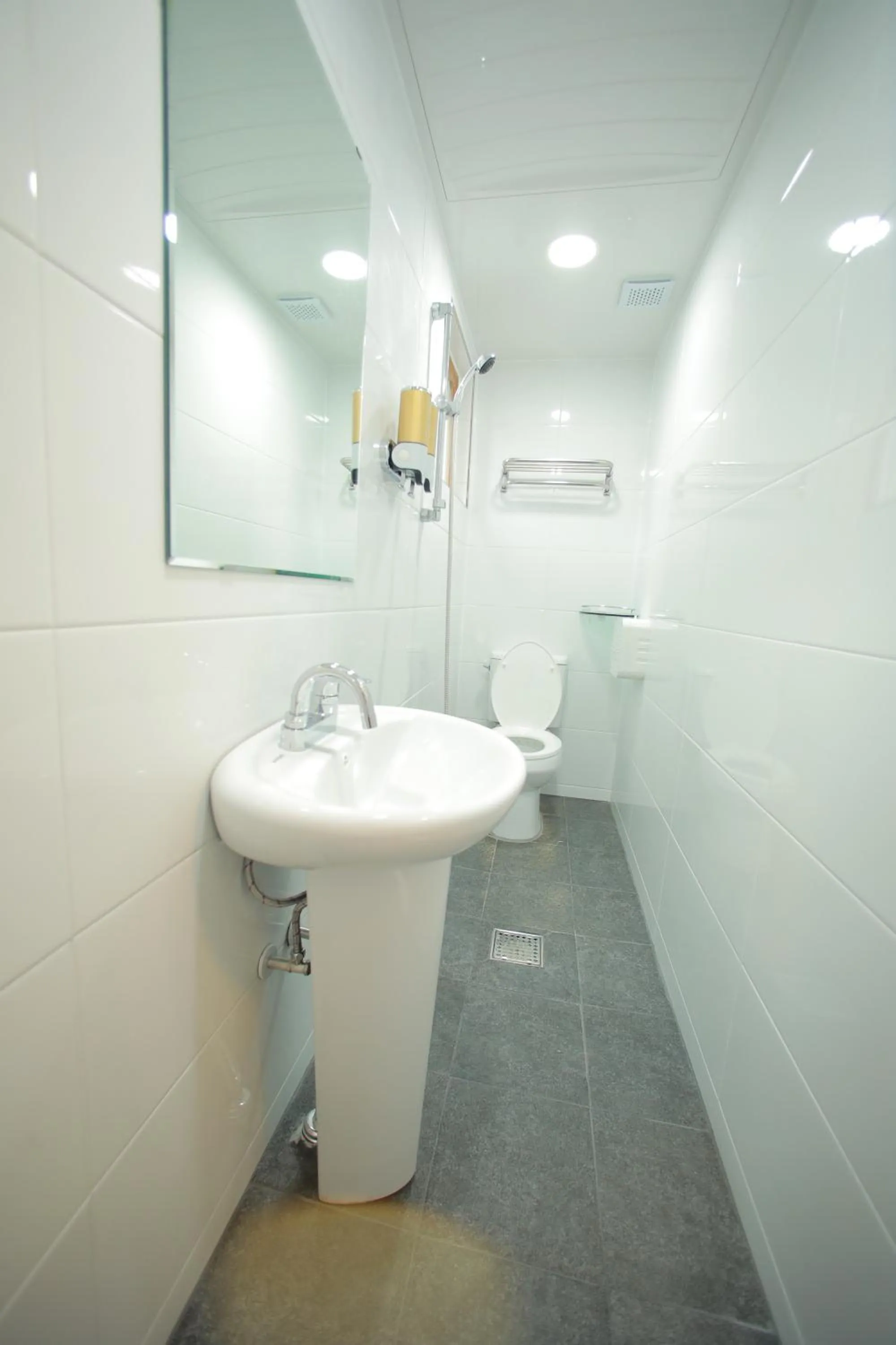 Shower in Slow Vibe Myeongdong