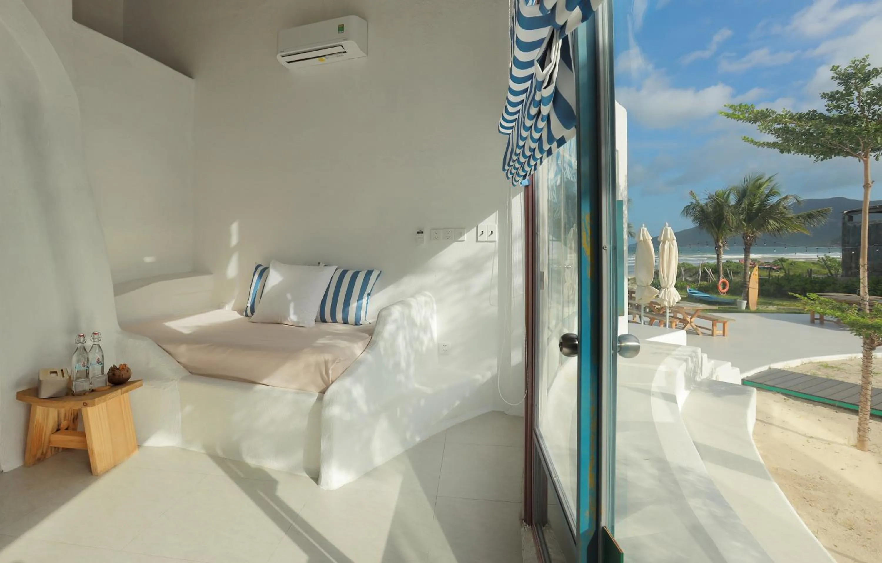 Photo of the whole room in iSea by the sea