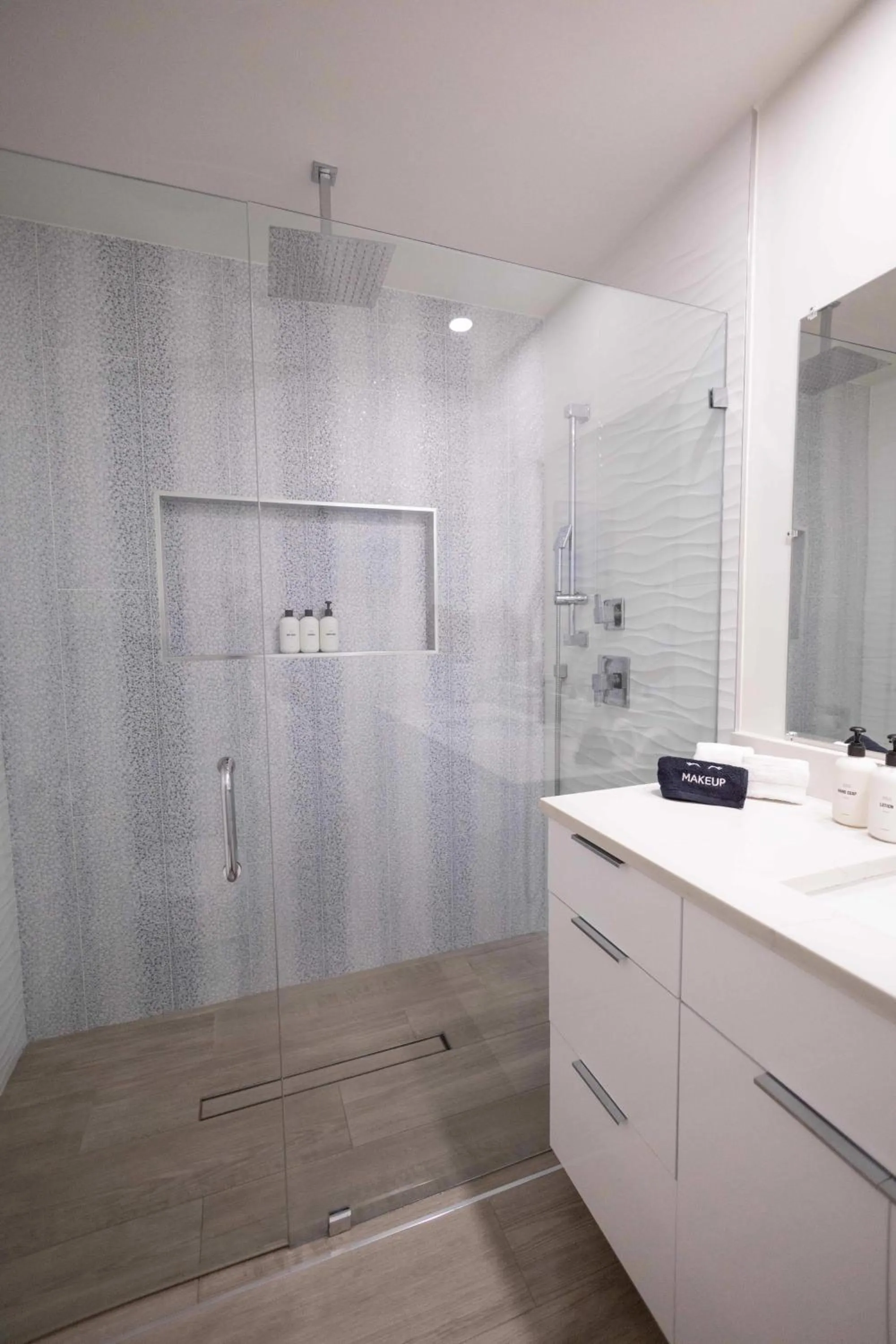 Fantasy Resort OMG PoolWaterfall outdoorKitchn Gym