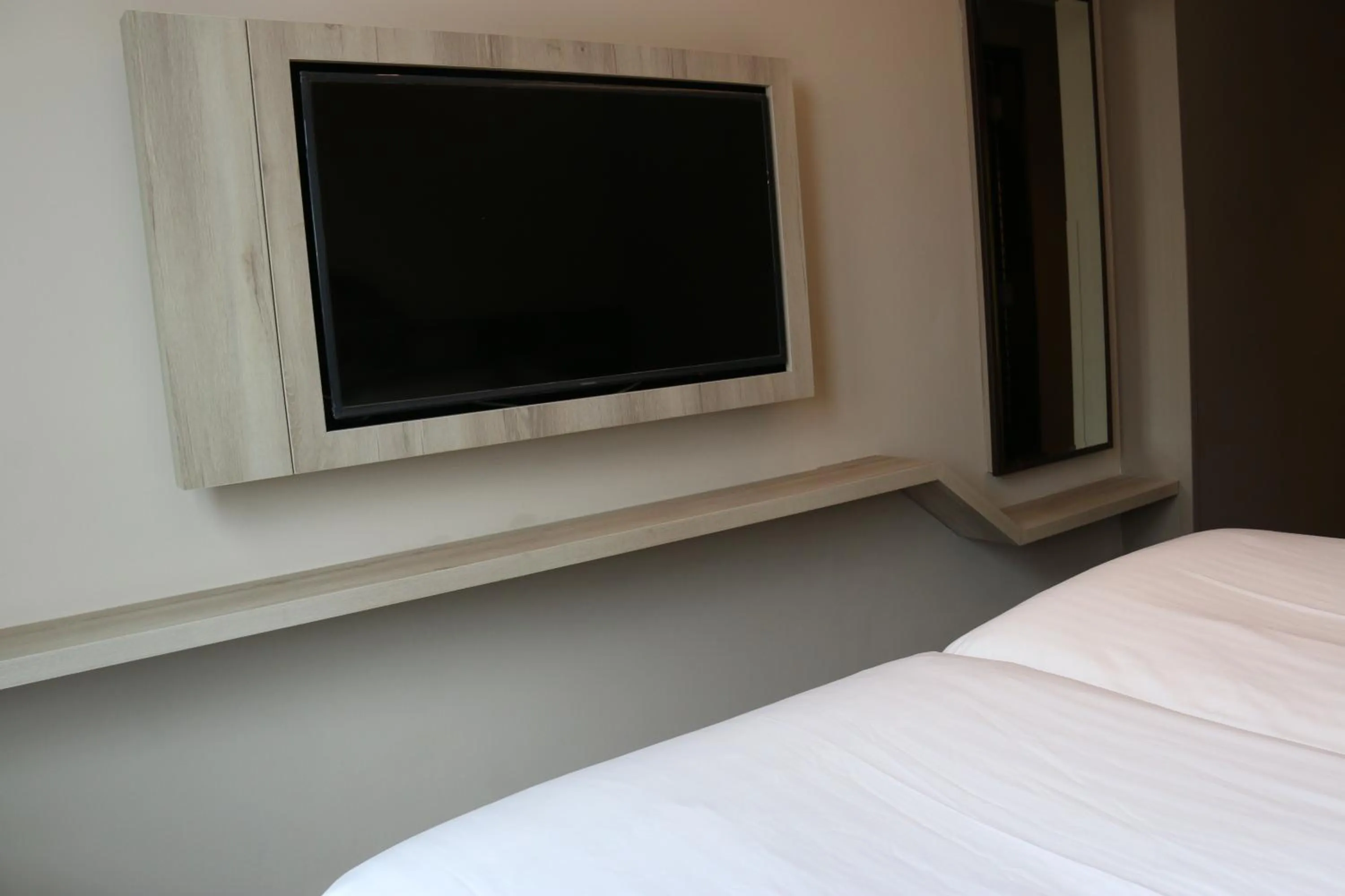 TV and multimedia, Bed in Aqueen Prestige Hotel Lavender