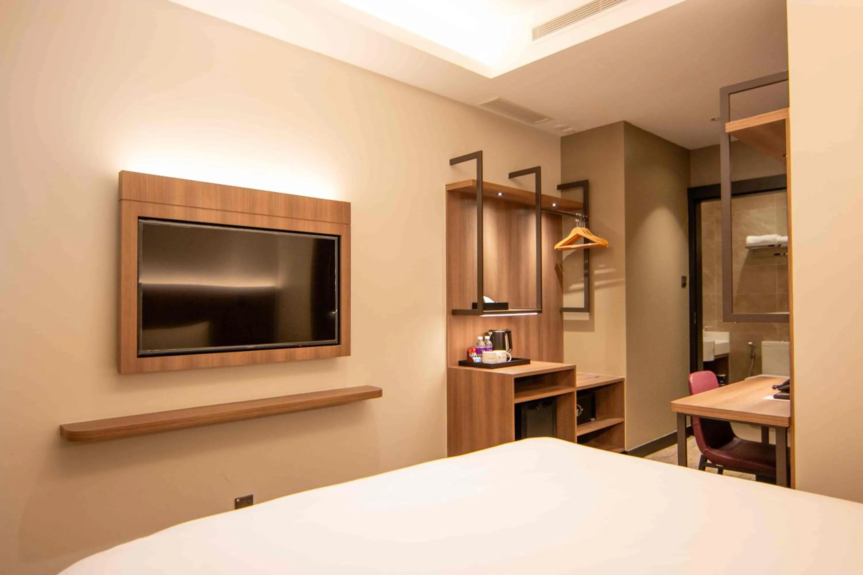 Bathroom, Bed in Aqueen Prestige Hotel Lavender