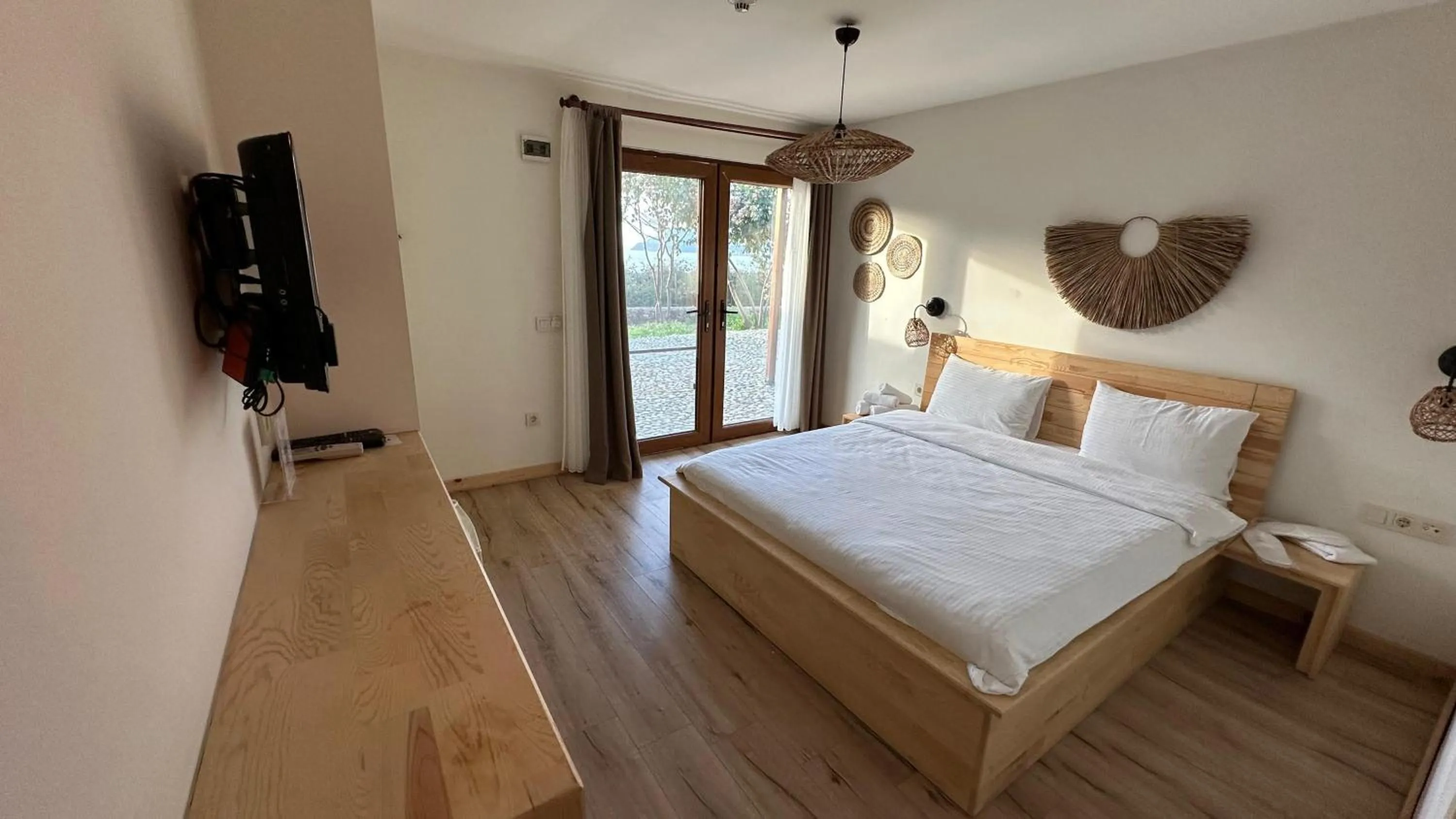 Photo of the whole room, Bed in The Roof Ada