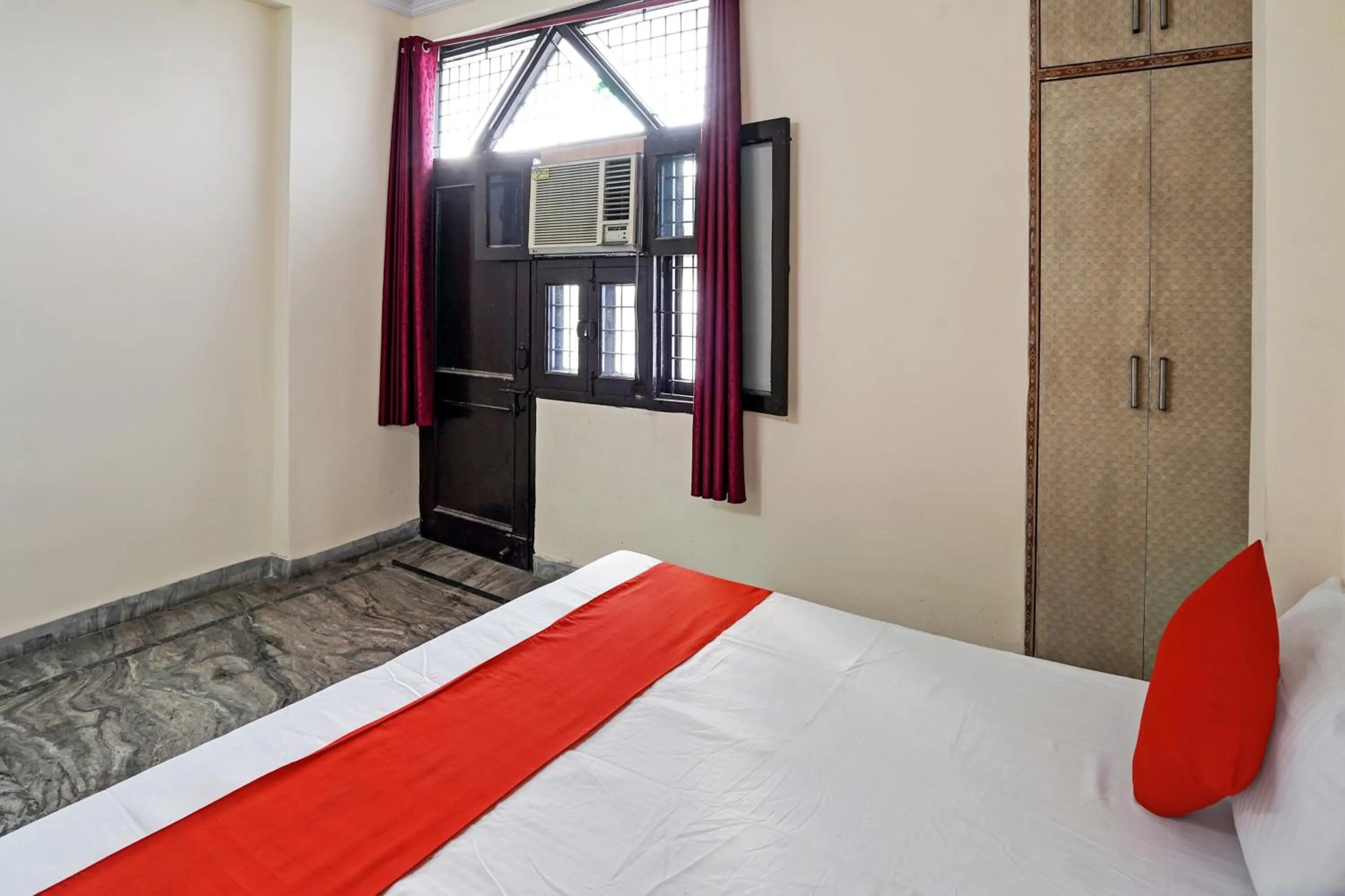 Bedroom in Super Hotel O Khanna's Hotel