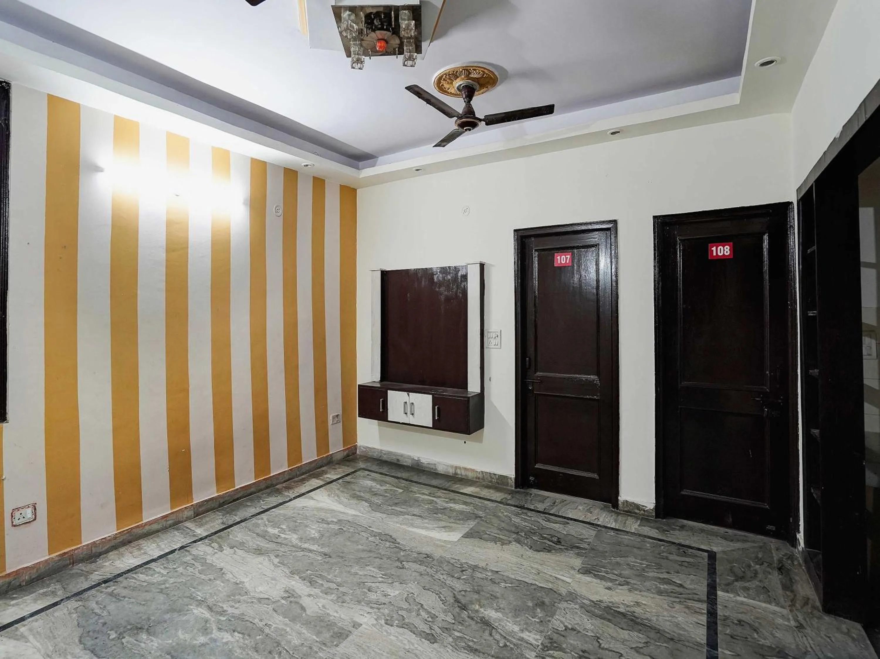 Lobby or reception in Super Hotel O Khanna Hotel near shakti khand III Indirapuram