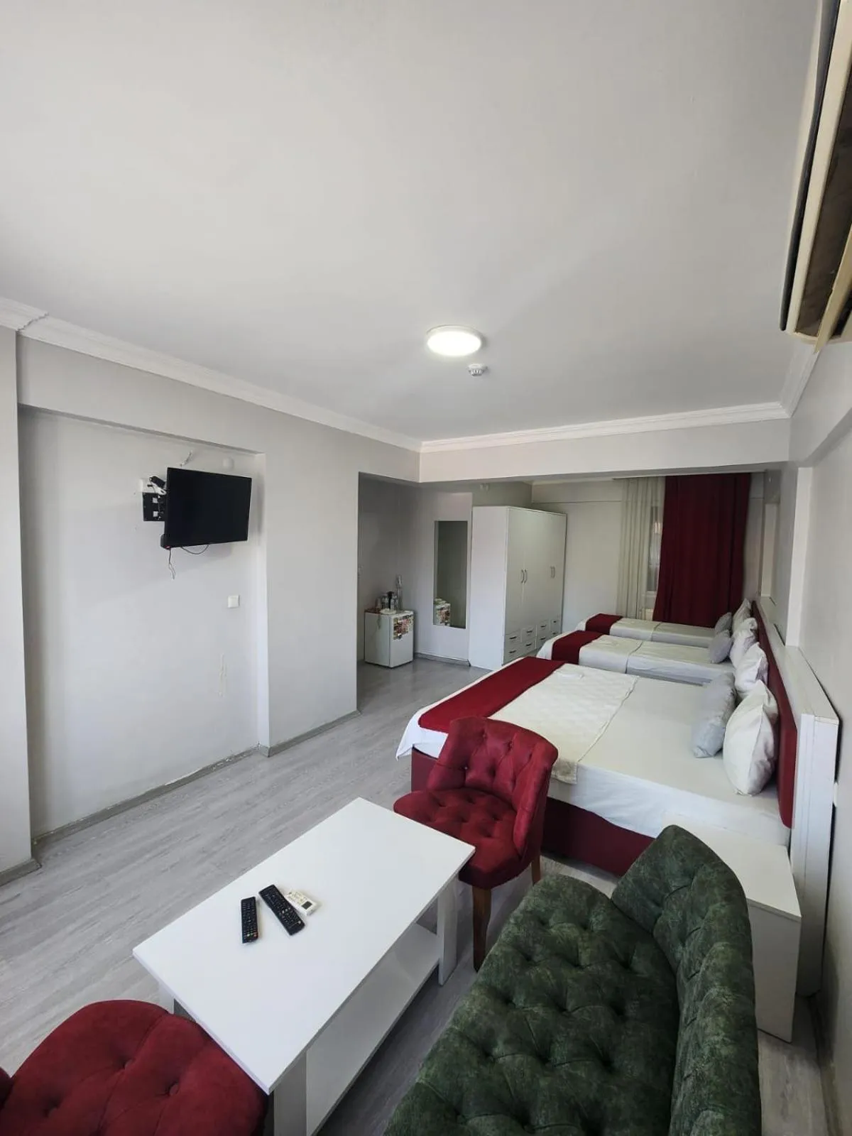 Communal lounge/ TV room, Bed in YAŞAM HOTEL