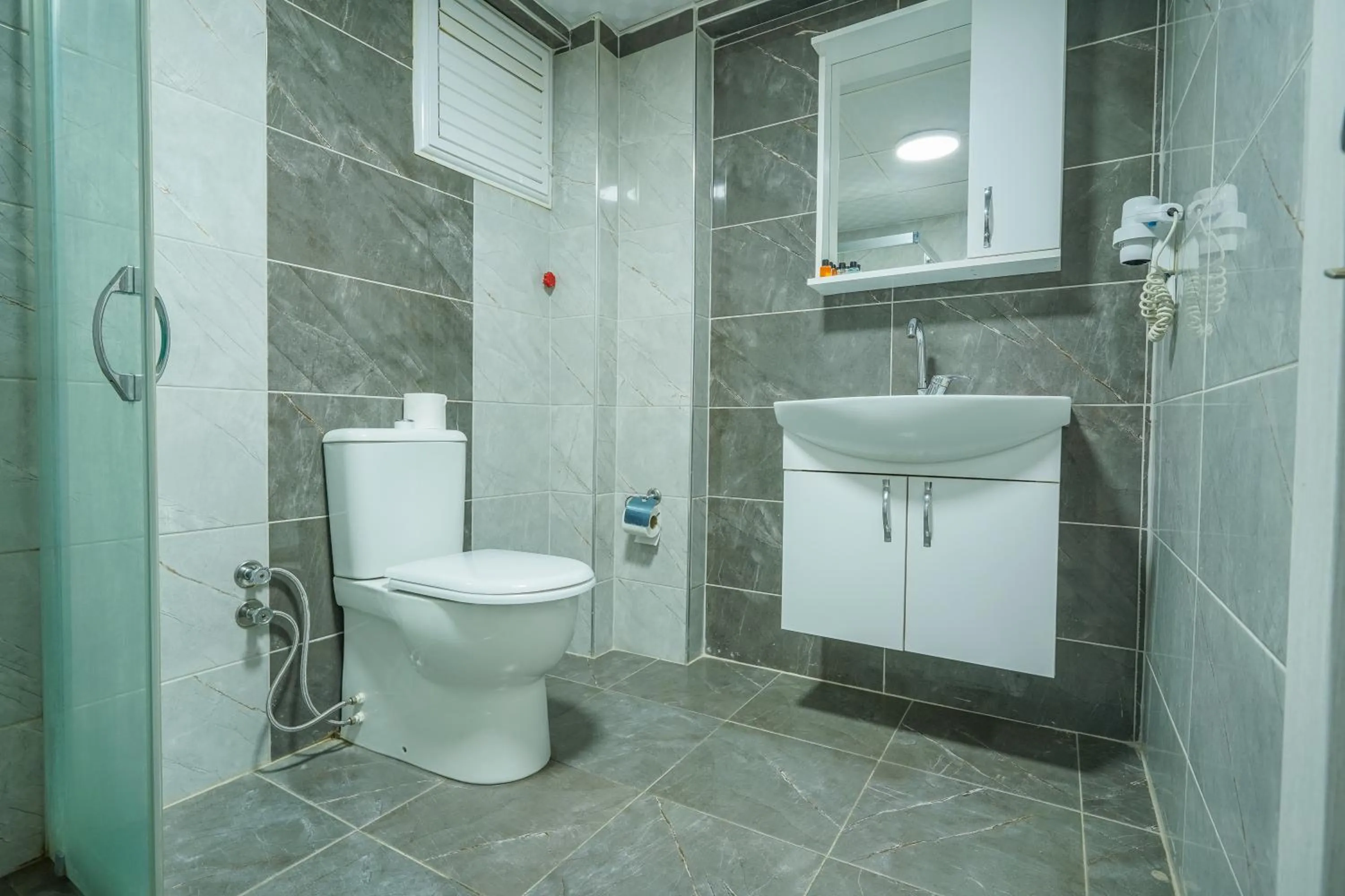 Shower in YAŞAM HOTEL