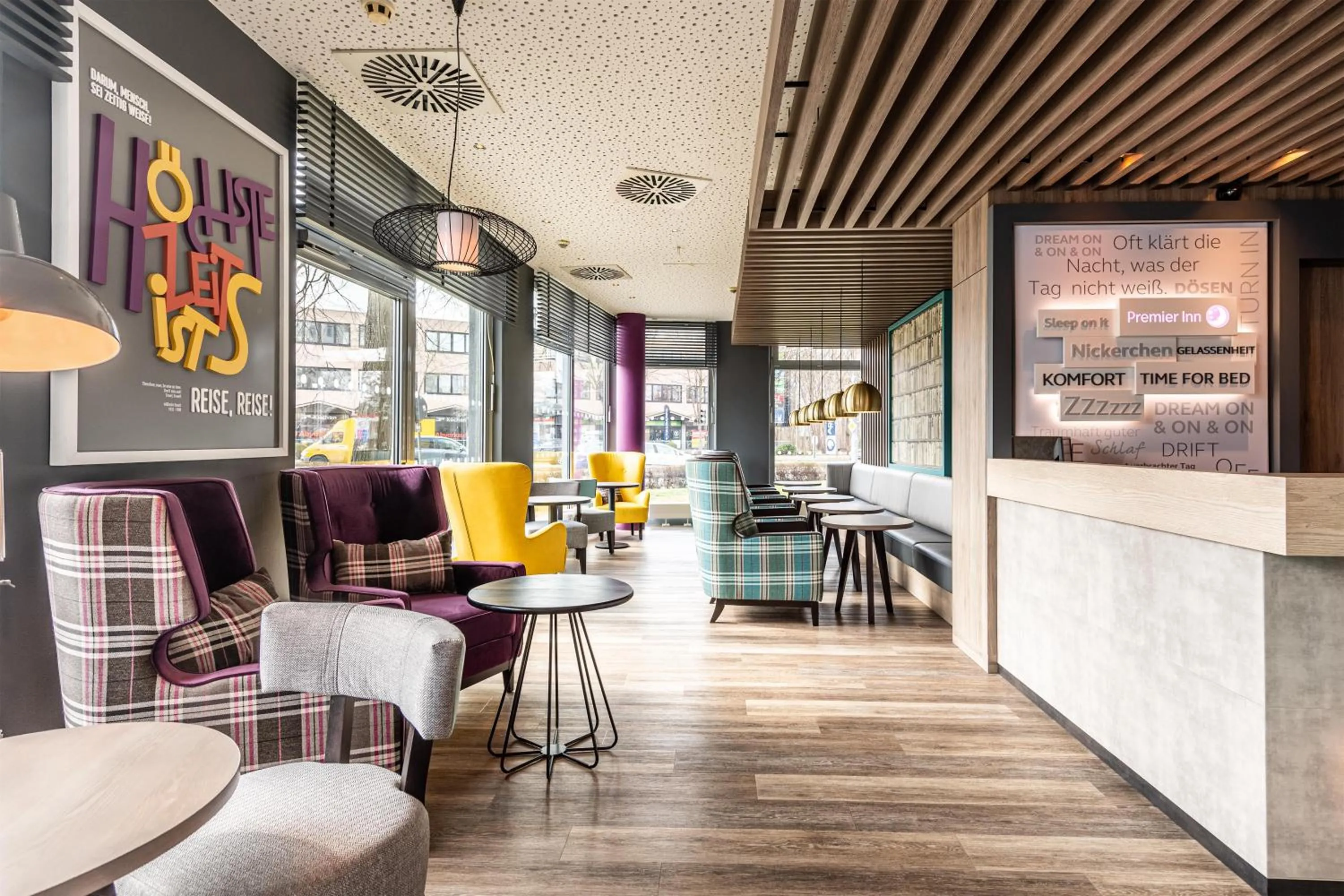 Lobby or reception in Premier Inn Muenchen Messe