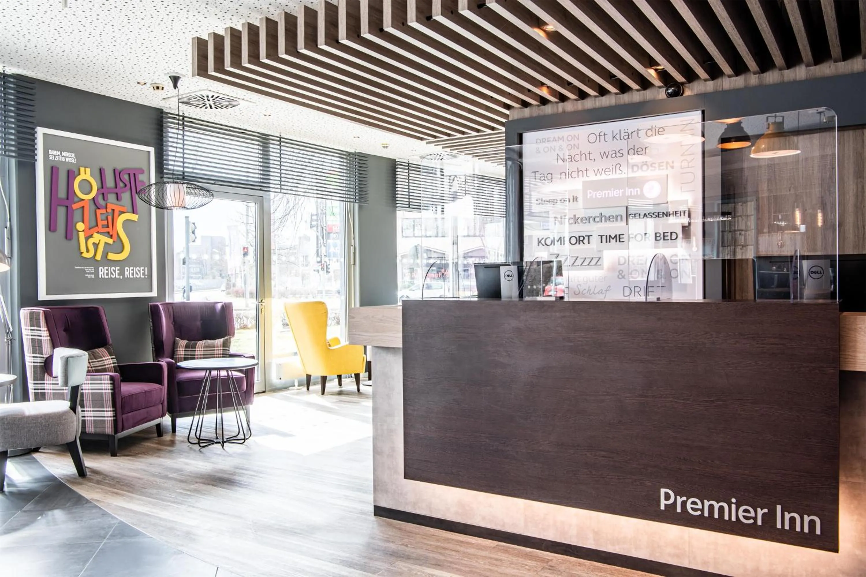 Lobby or reception in Premier Inn Muenchen Messe
