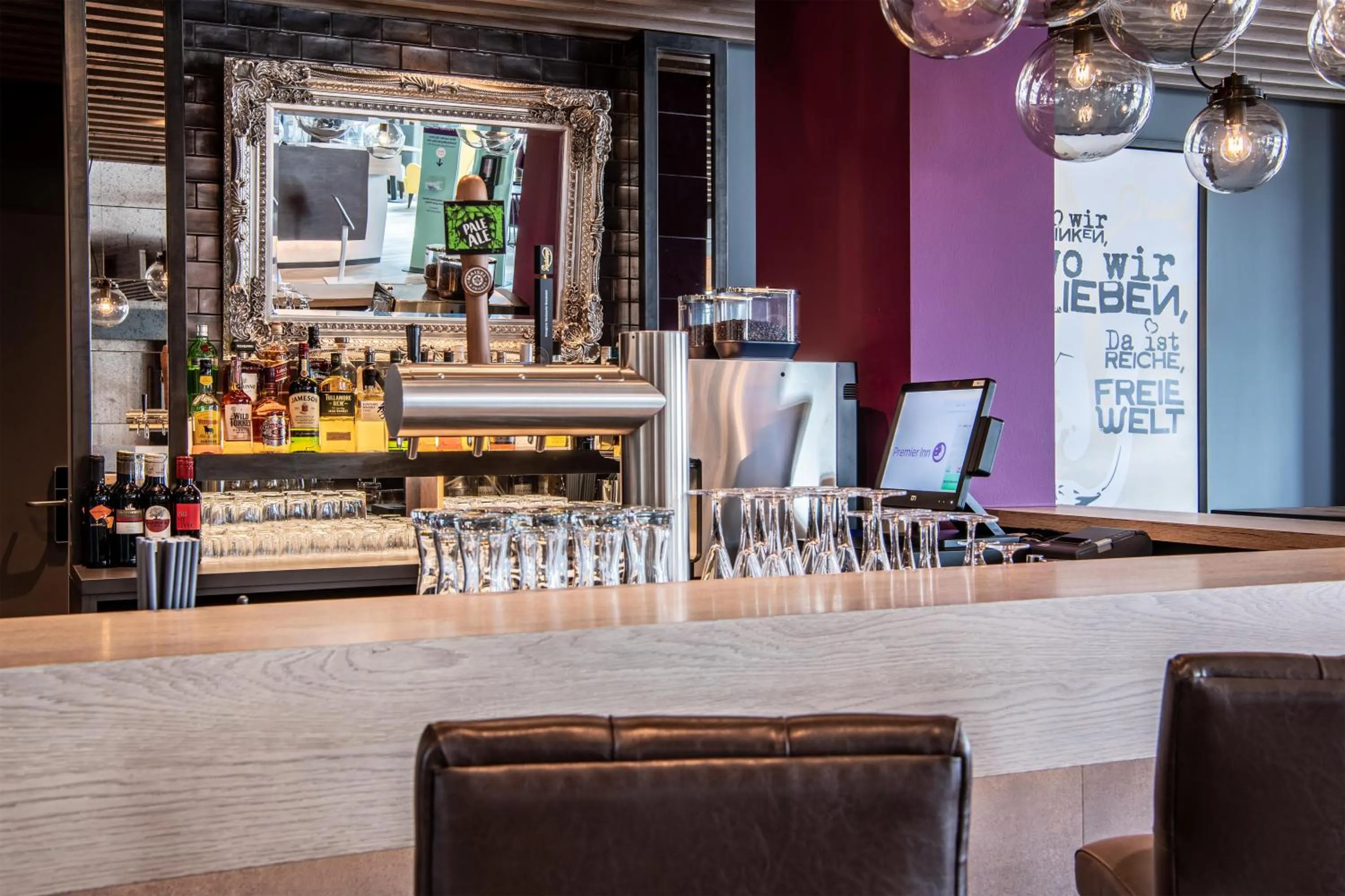 Lounge or bar in Premier Inn Muenchen Messe