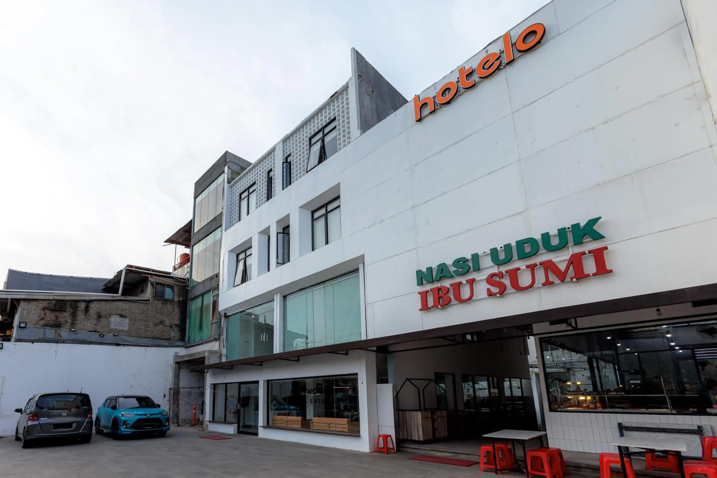 Property building in RedDoorz near Mangga Dua Mall