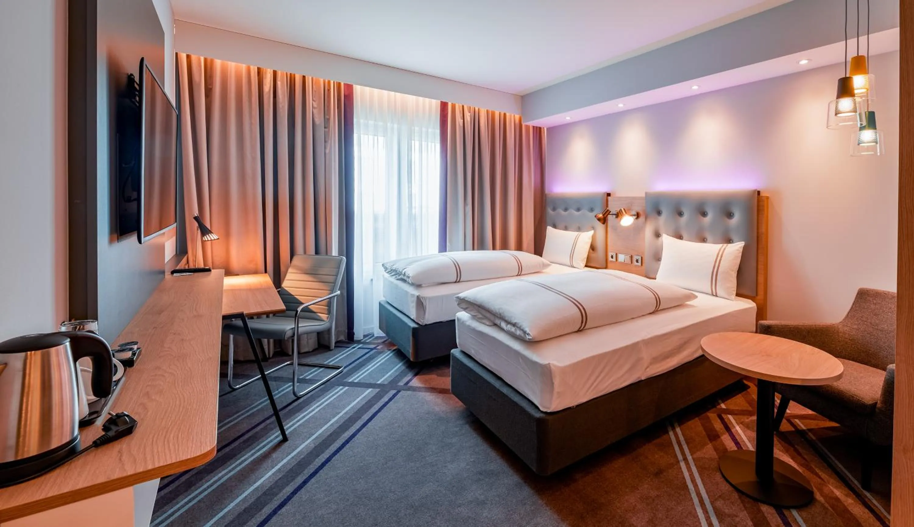 Bed in Premier Inn München Airport Süd