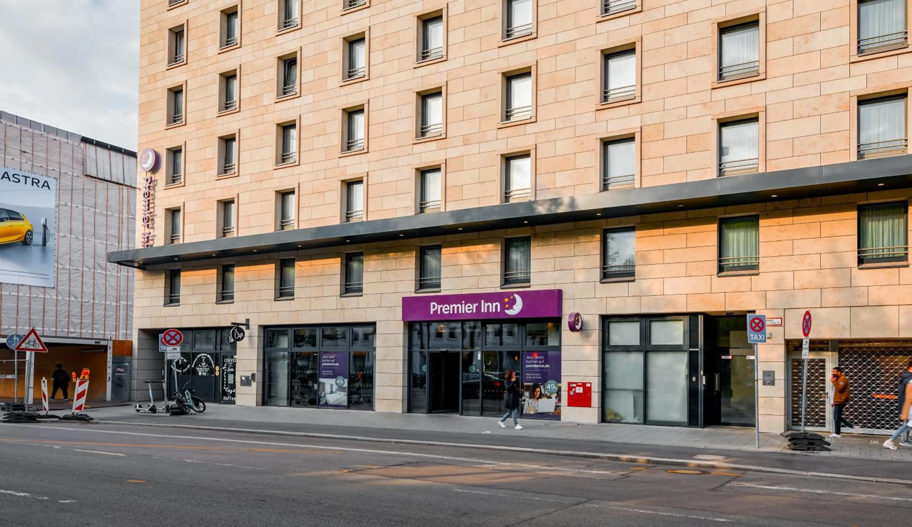 Property building in Premier Inn München City Zentrum