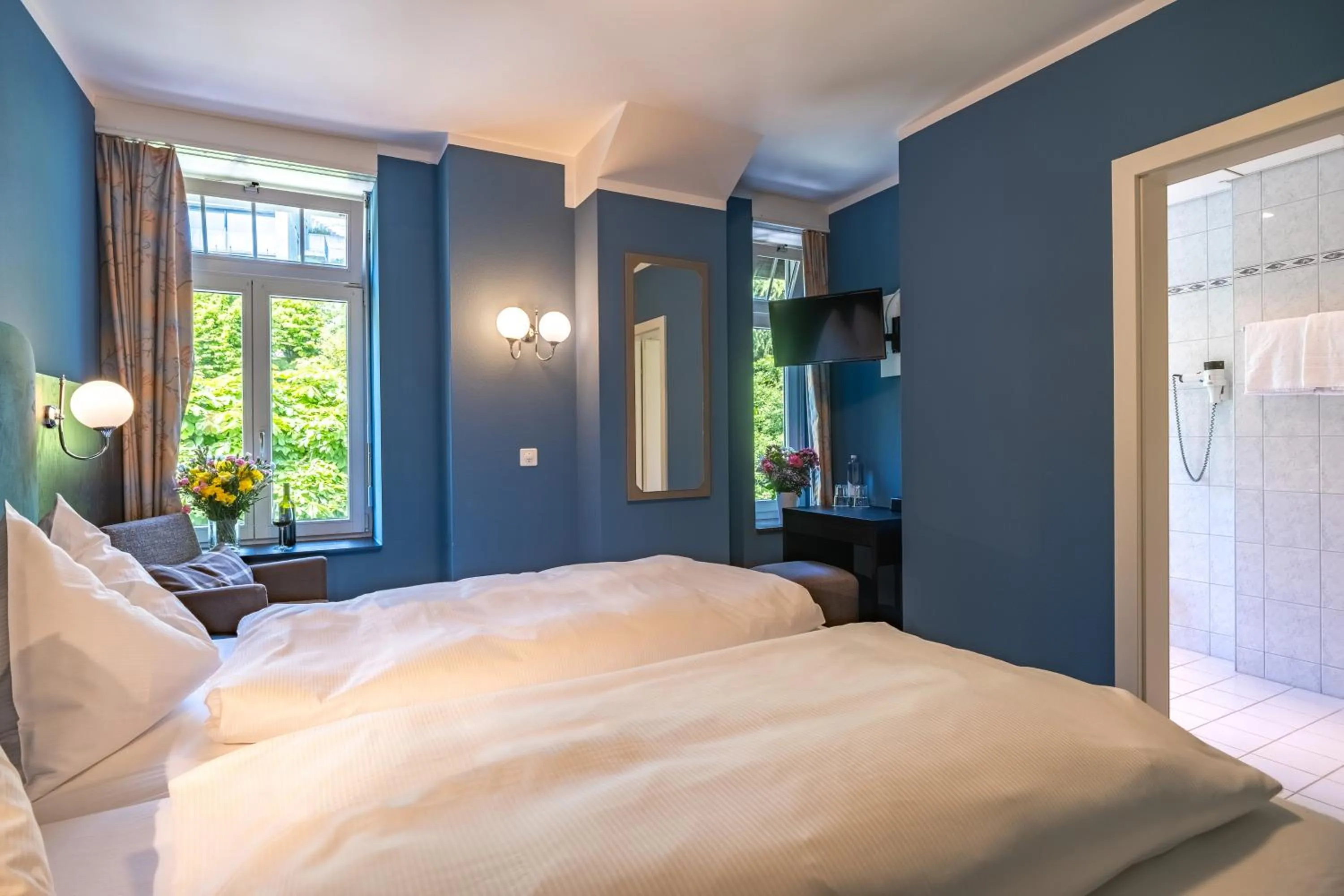 Photo of the whole room, Bed in Hotel Royal Luzern