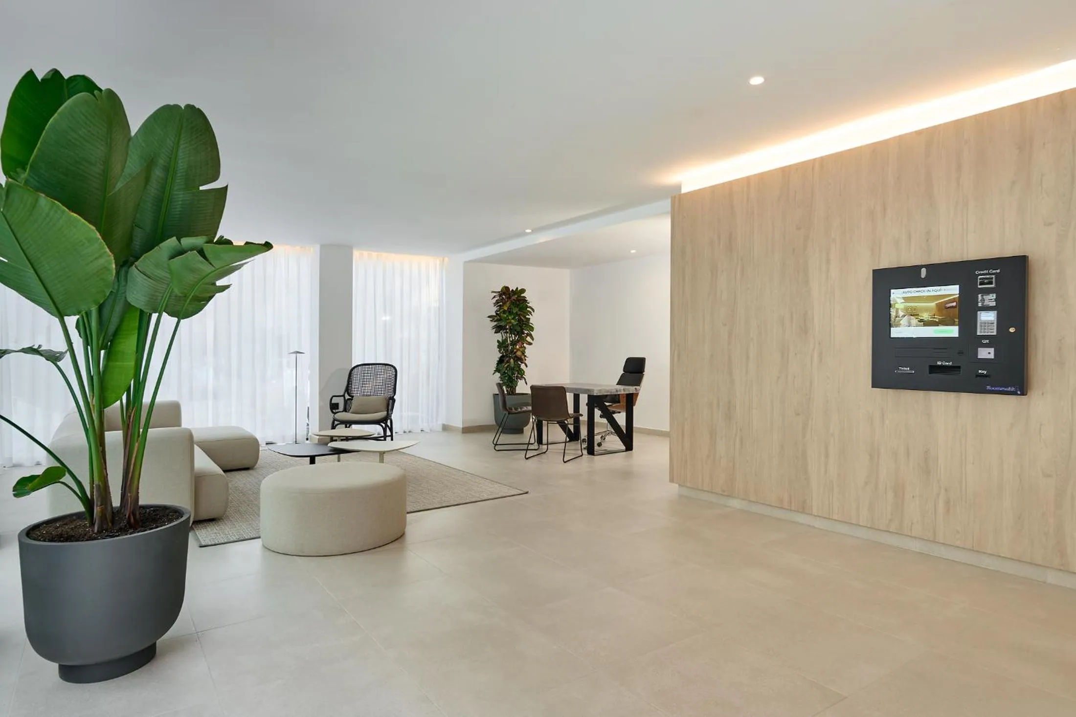 Lobby or reception in Apartamentos Luna Suites Granada