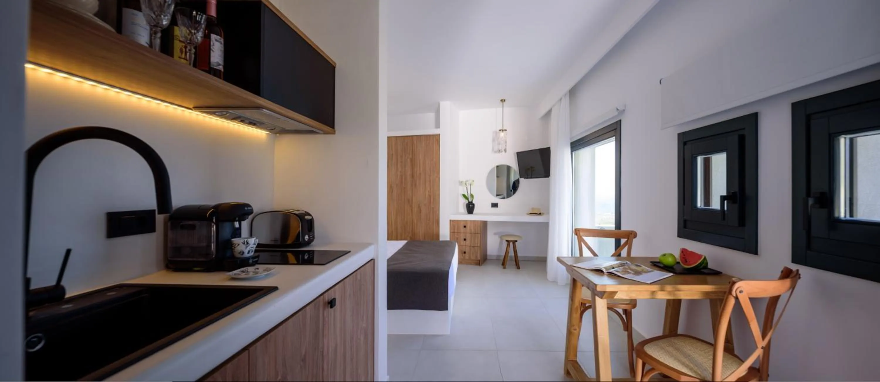 Coffee/tea facilities in Ryolithos Suites