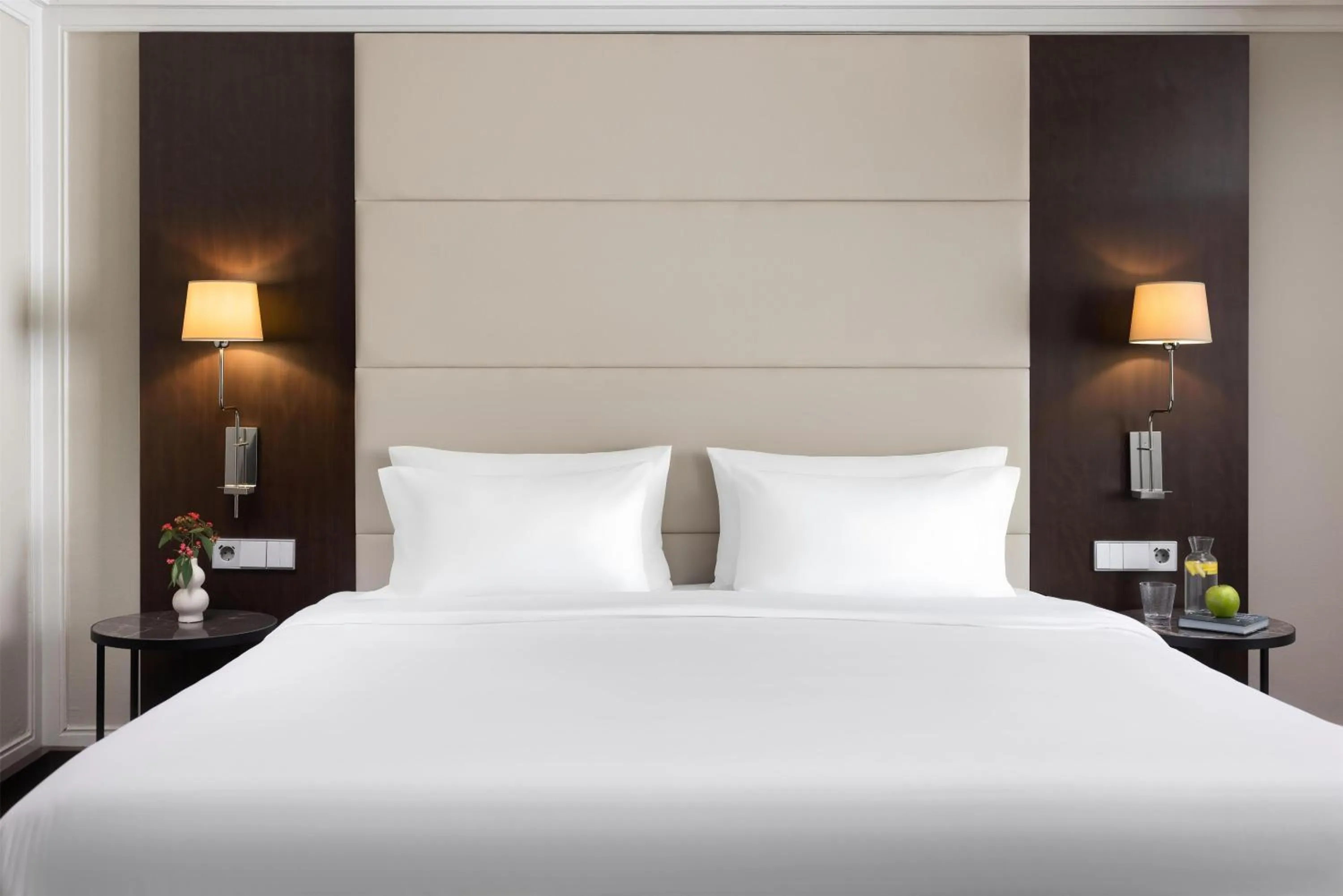 Bedroom, Bed in NH Atlanta Rotterdam Hotel