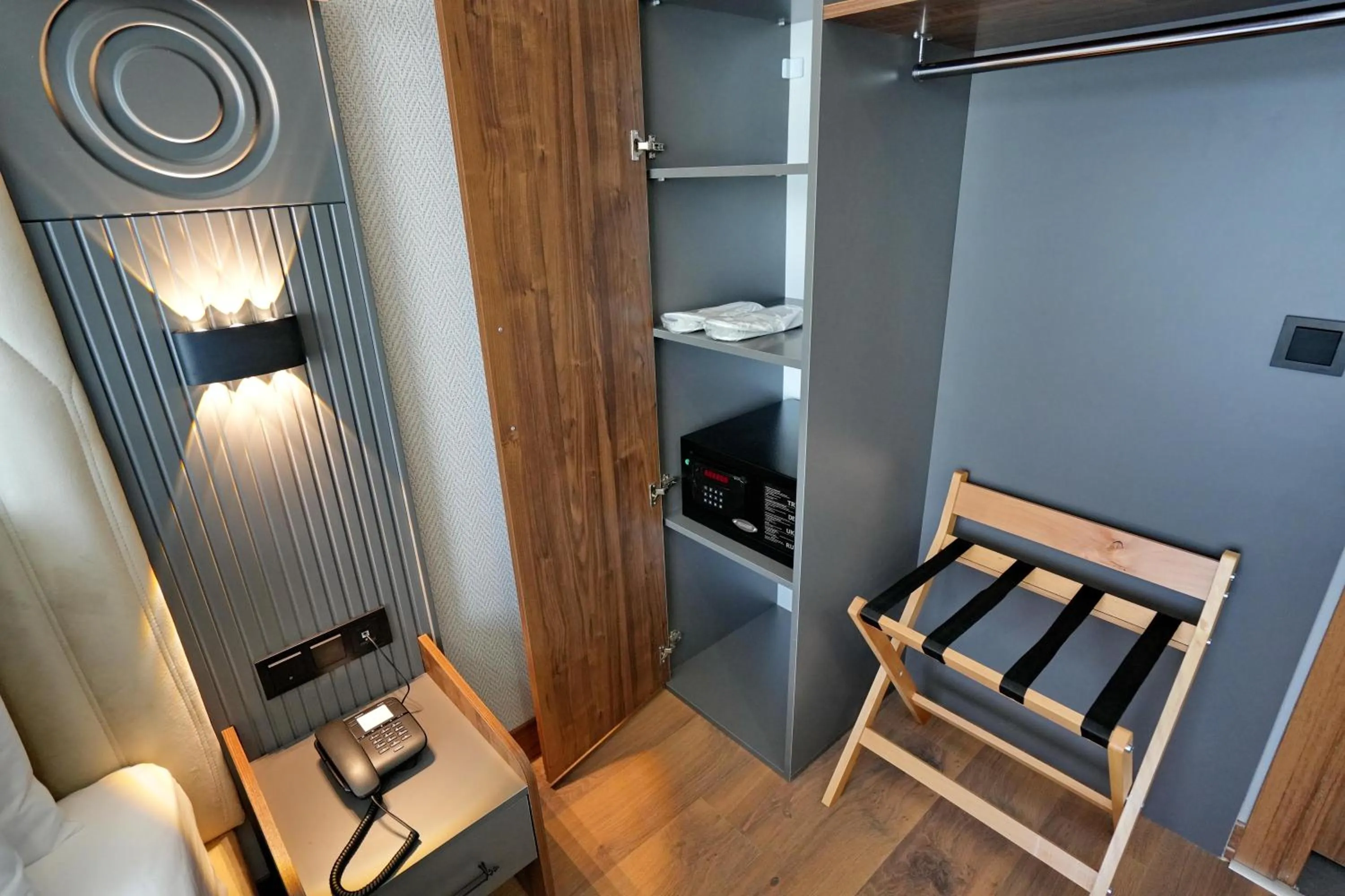 hair dresser in Shelton Airport Hotel