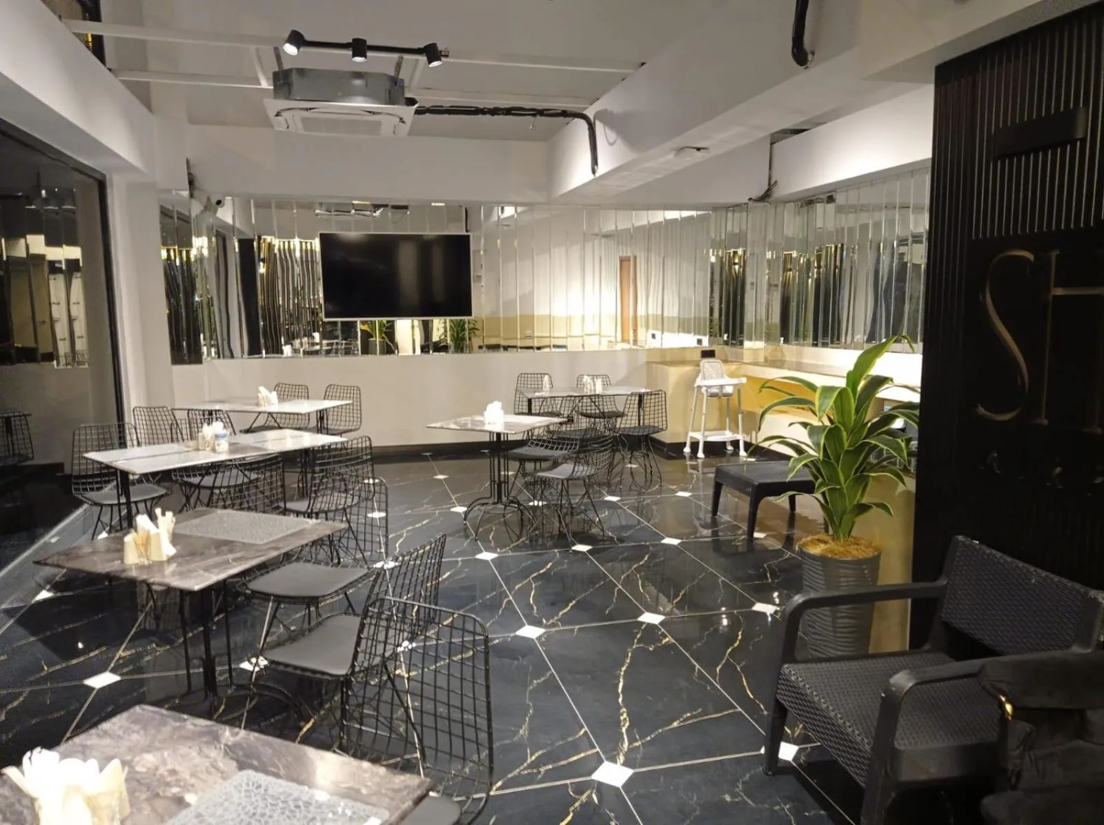 Restaurant/places to eat in Shelton Airport Hotel