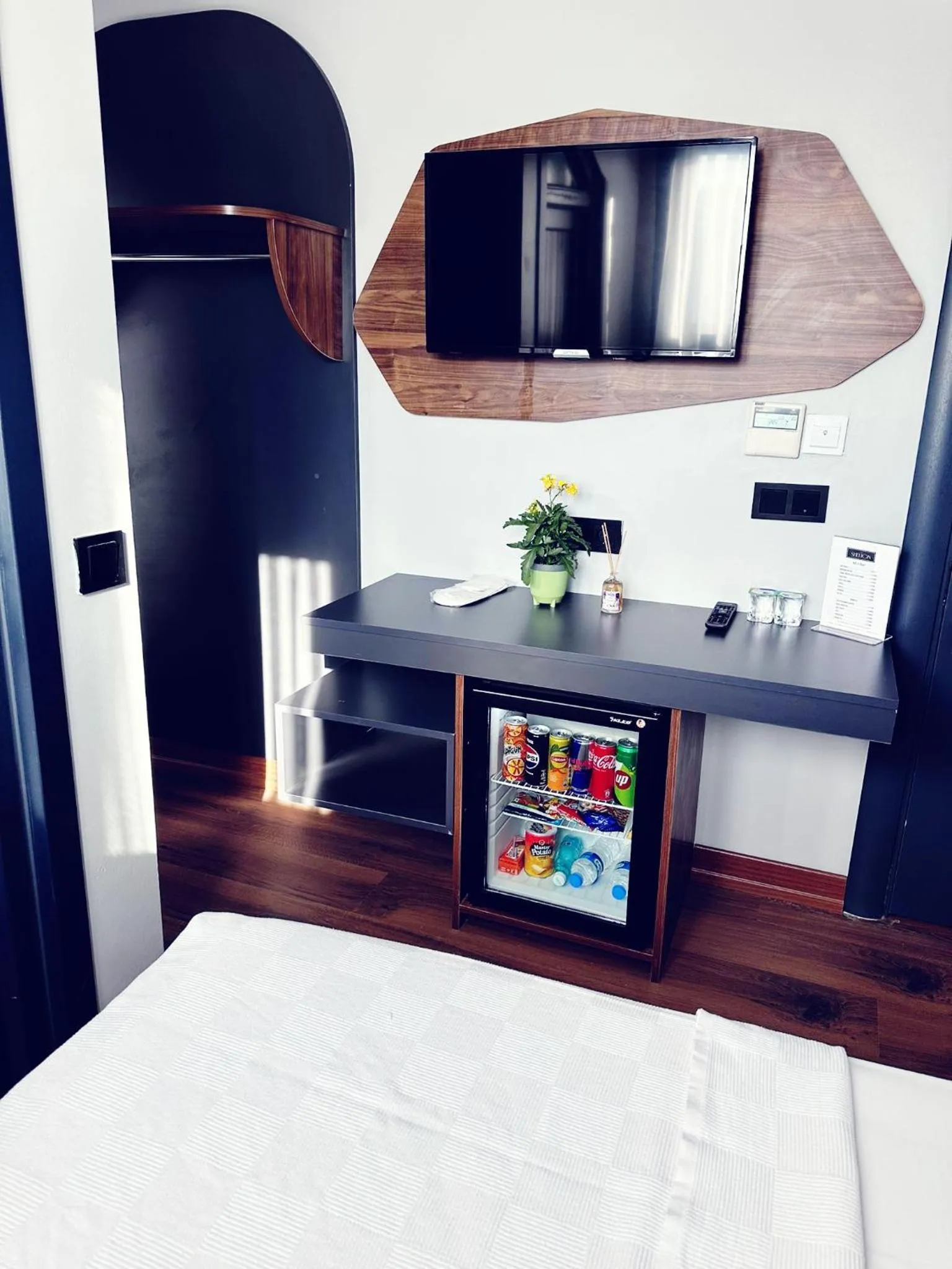 minibar, Bed in Shelton Airport Hotel