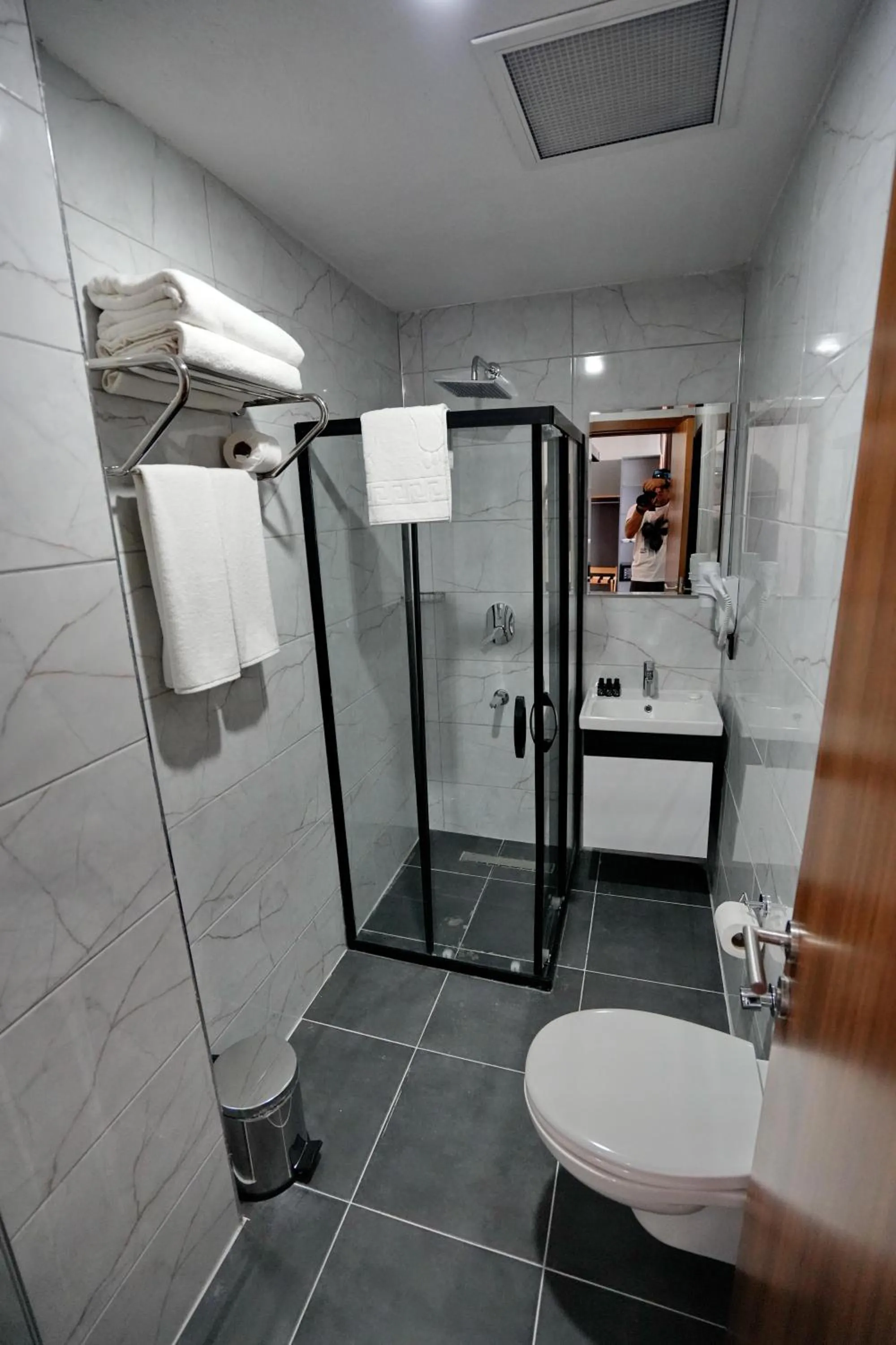 Shower in Shelton Airport Hotel