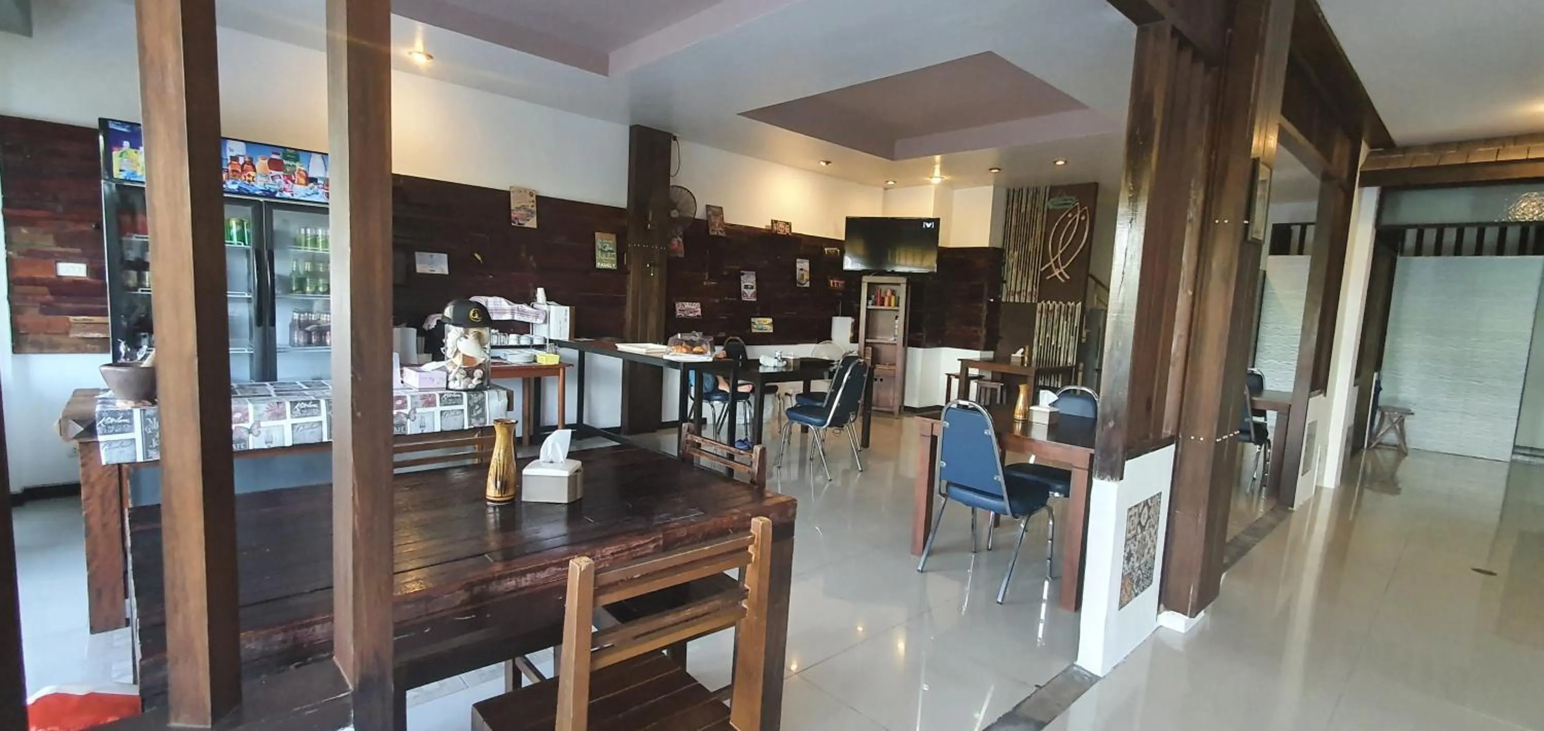 Restaurant/places to eat in At Home Hotel