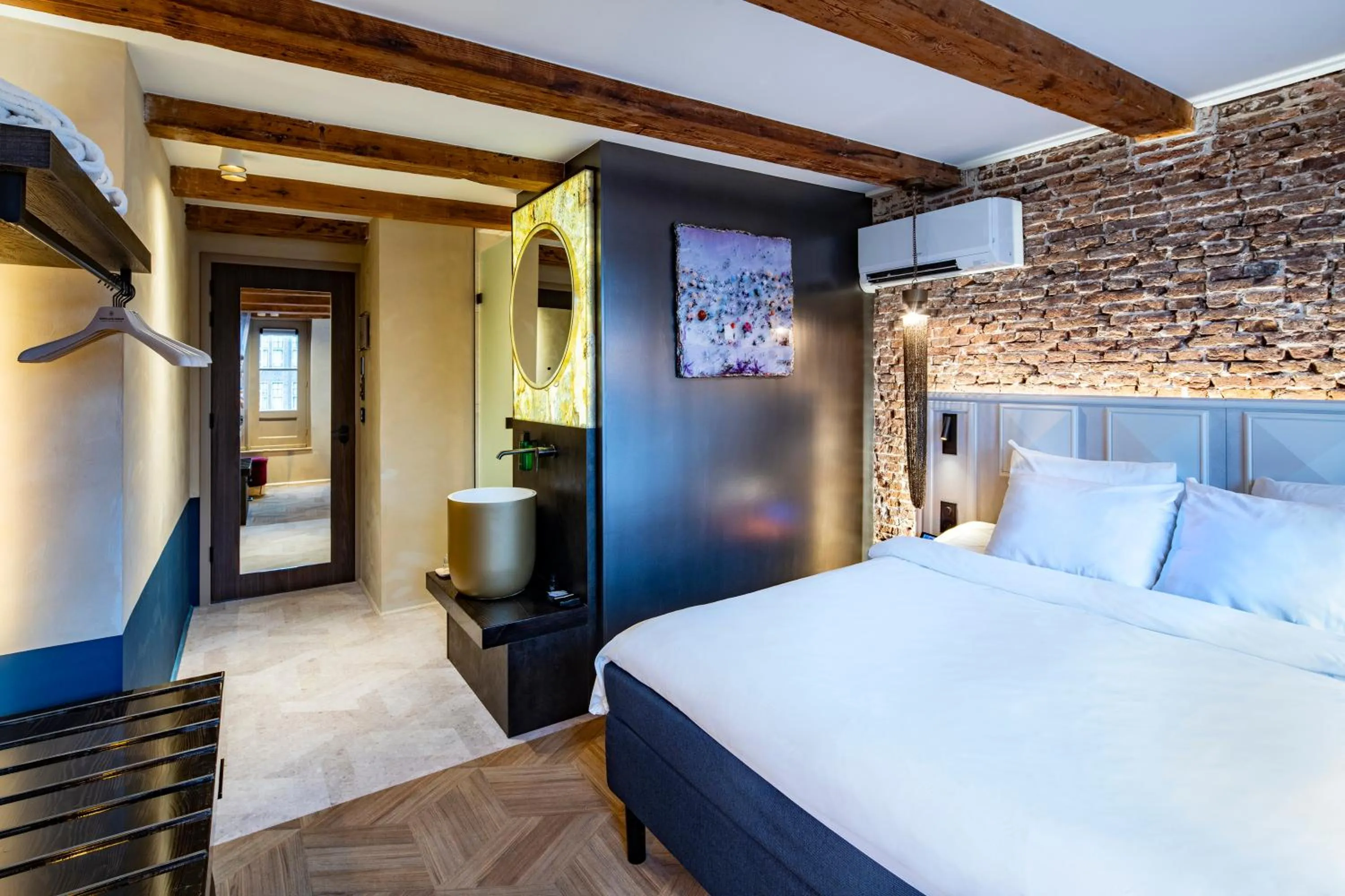 Photo of the whole room, Bed in Mister Highland Hotel