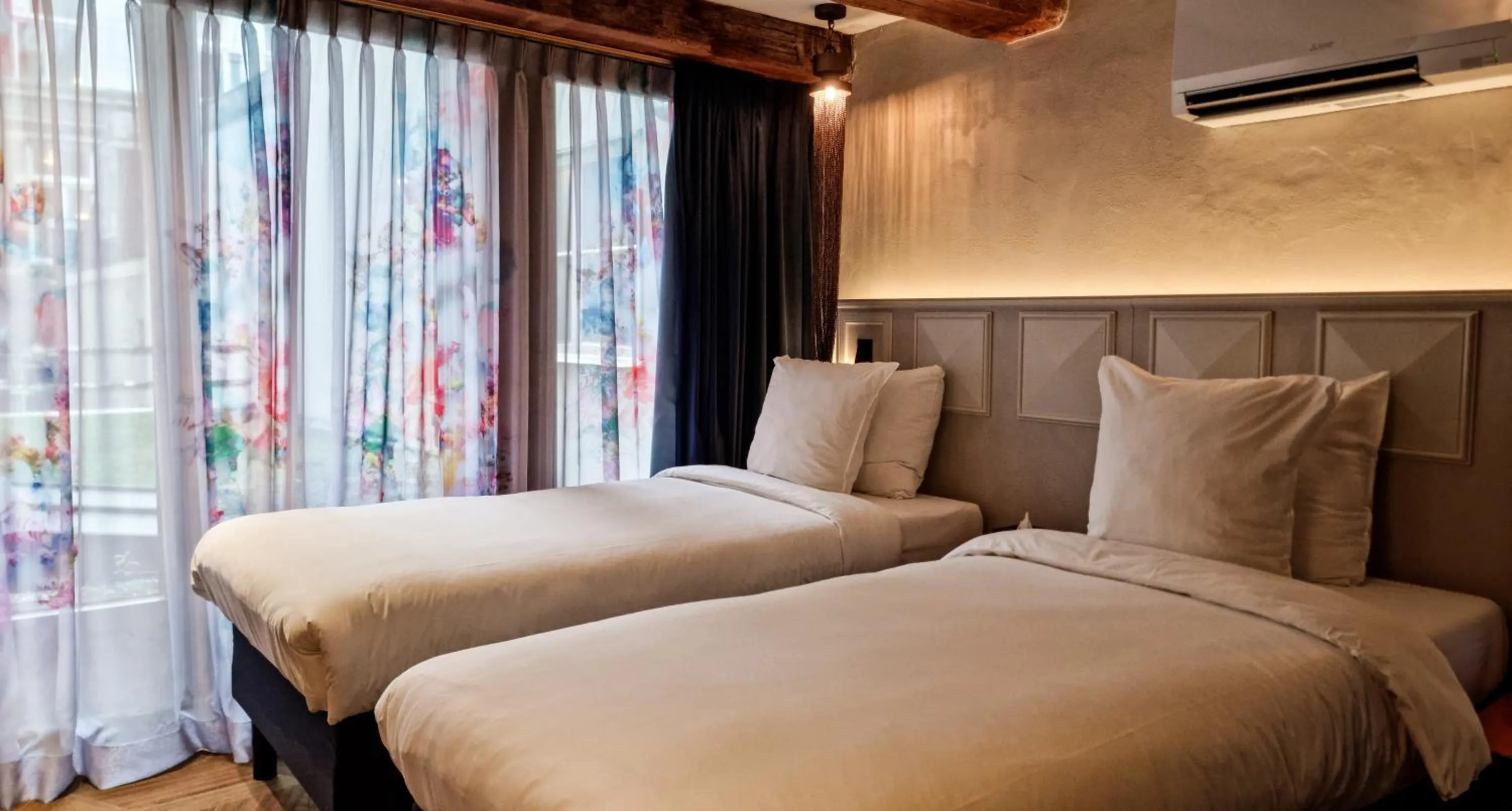 Bedroom, Bed in Mister Highland Hotel