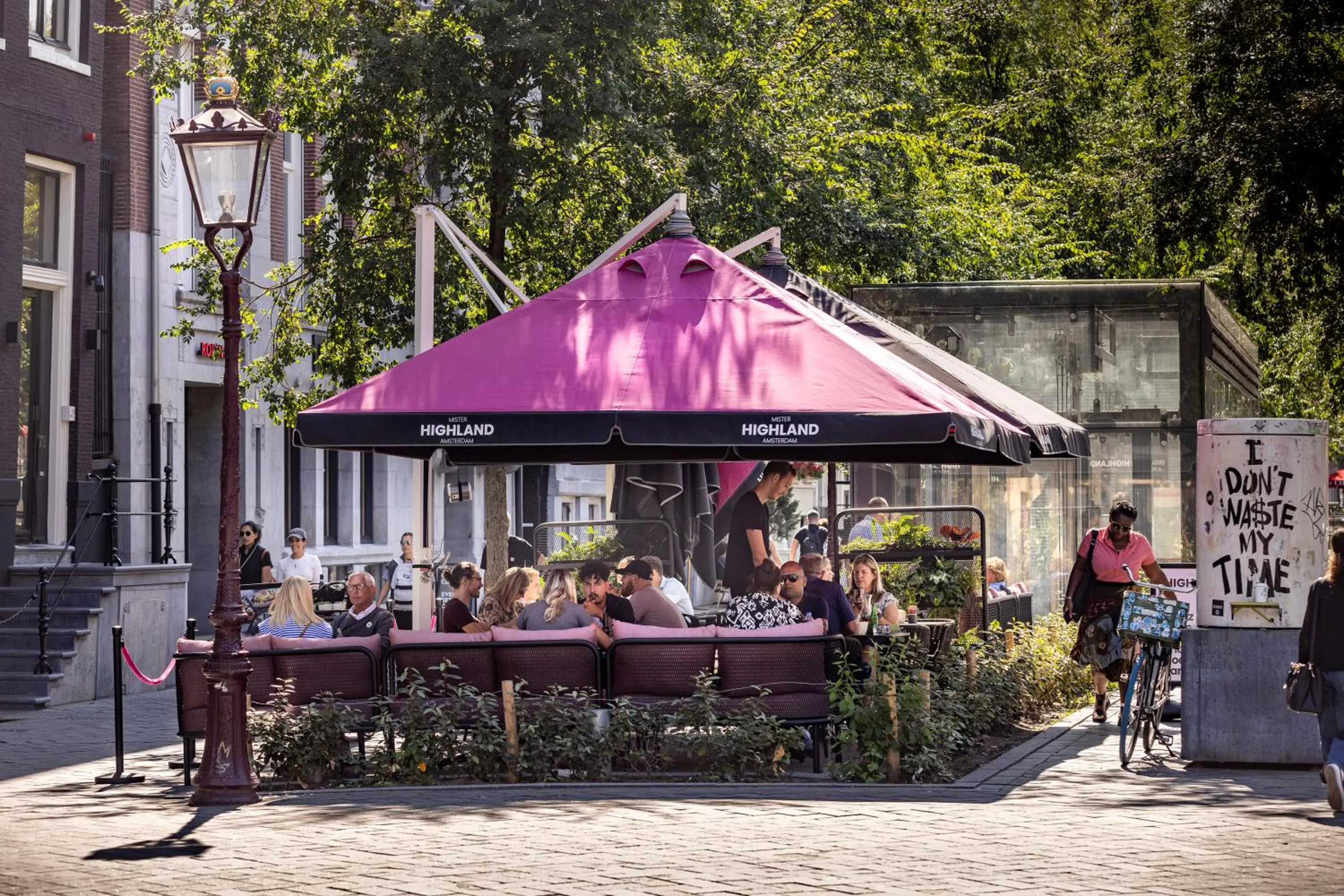 Restaurant/places to eat in Mister Highland Hotel