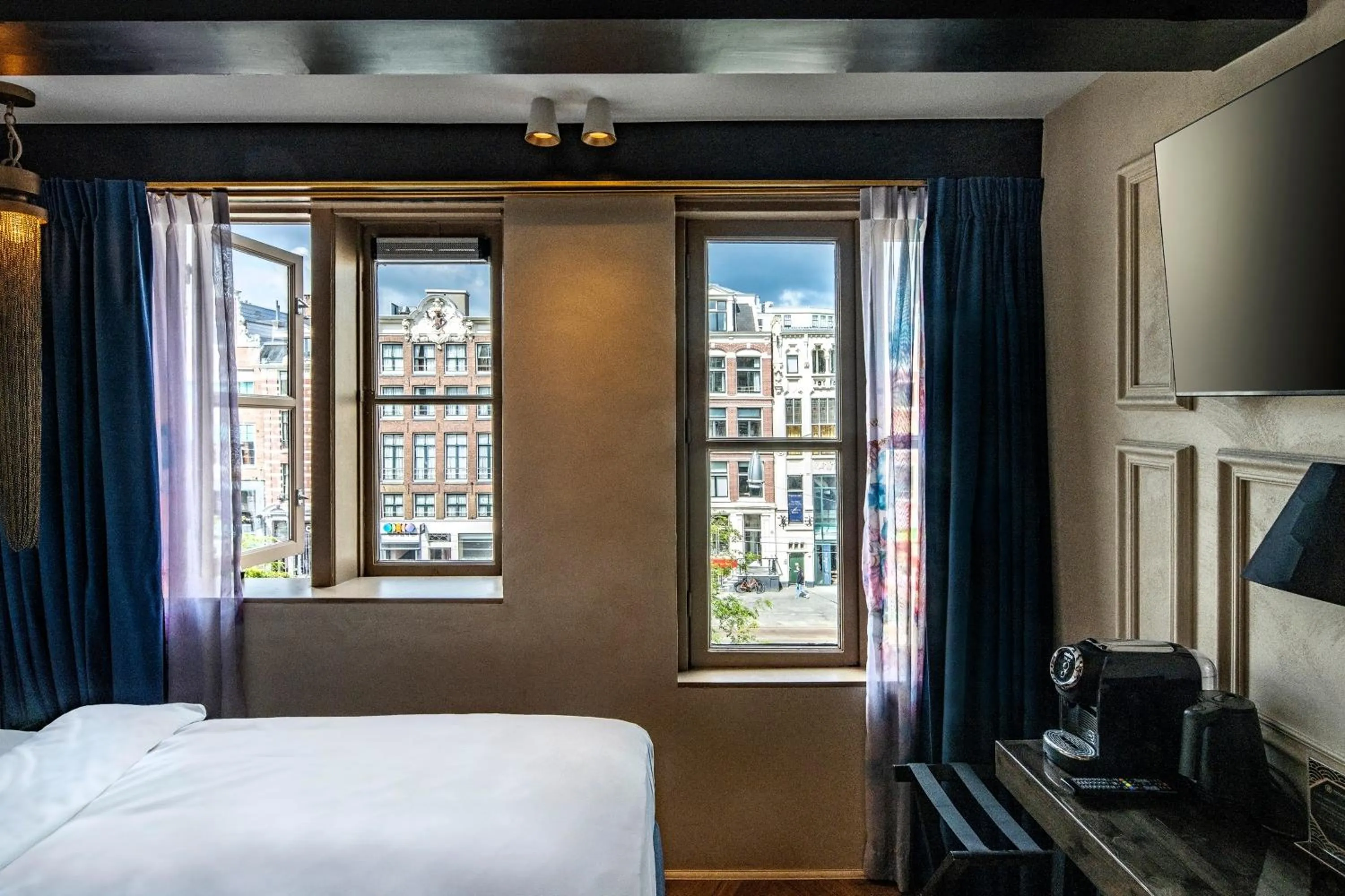 Bedroom, Bed in Mister Highland Hotel