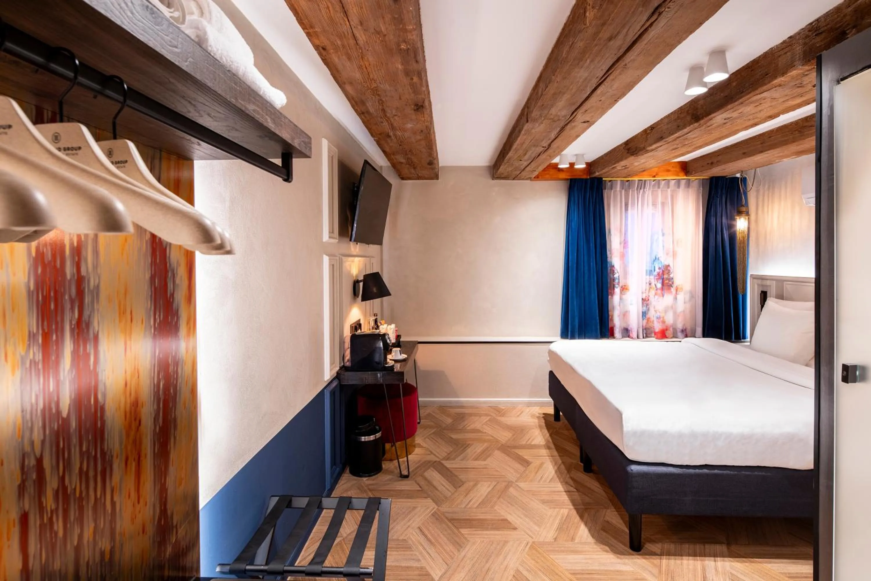 Photo of the whole room, Bed in Mister Highland Hotel