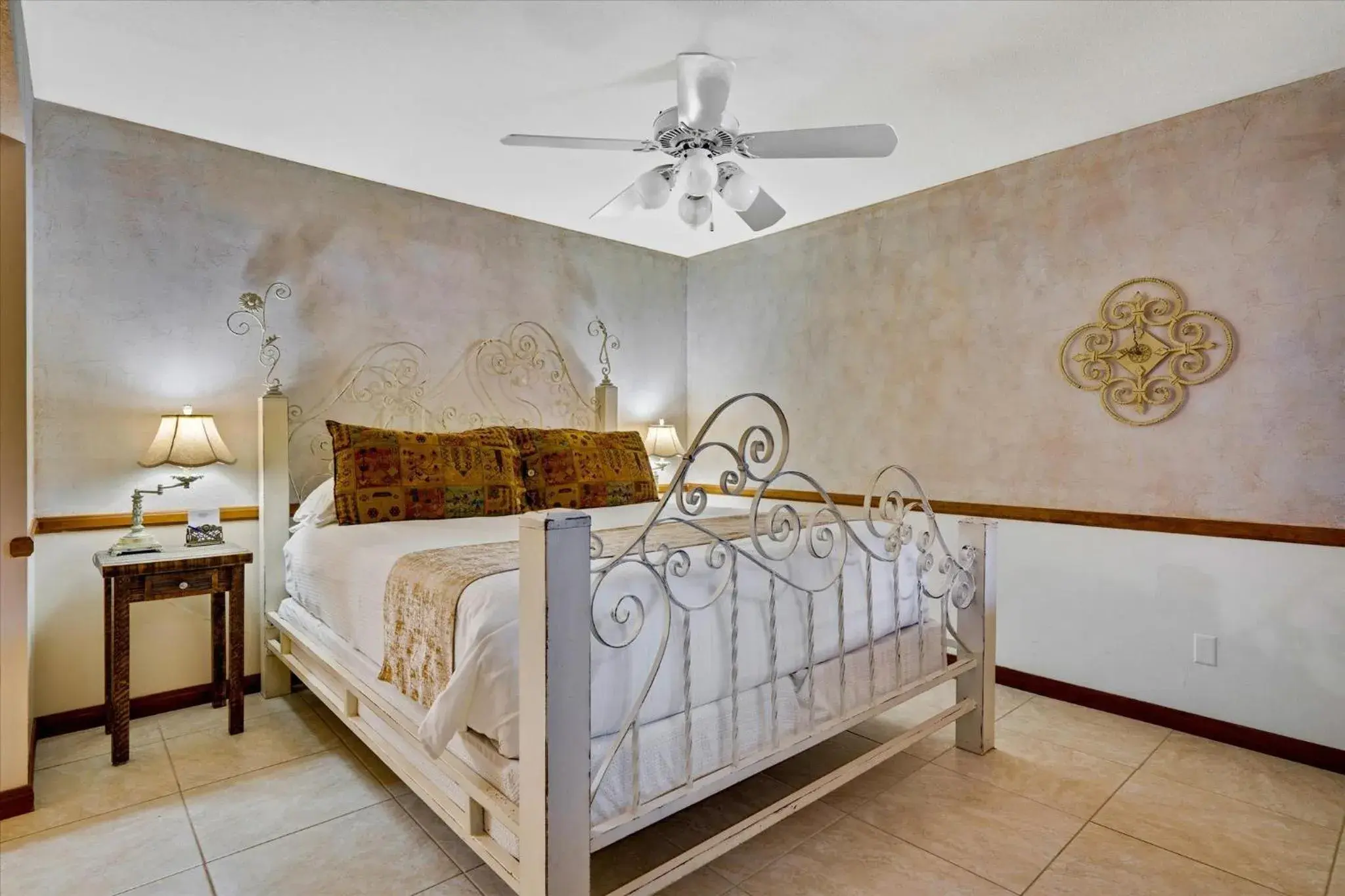 Bedroom, Bed in Adobe Village Inn Estate estate Bedroom, Bed in Adobe Village Inn Estate estate