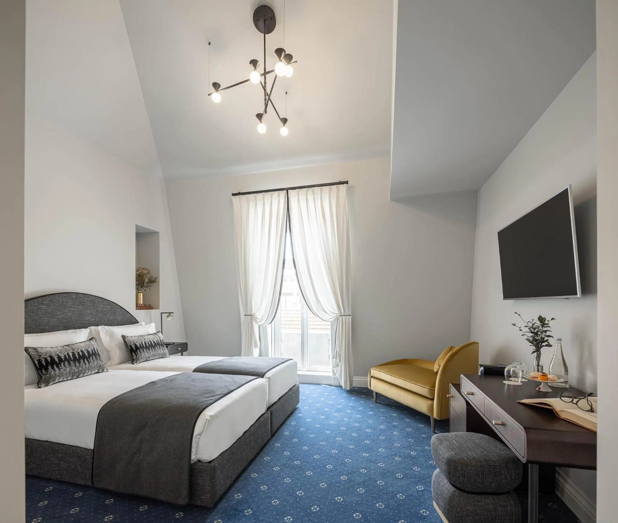 Seating area, Bed in MS Collection Aveiro - Palacete Valdemouro