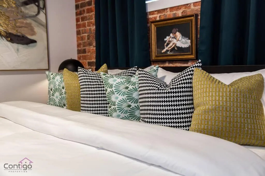 Bed in Luxe New York Style Bsmt Suite, Near DT & WEM, King Bed, WiFi