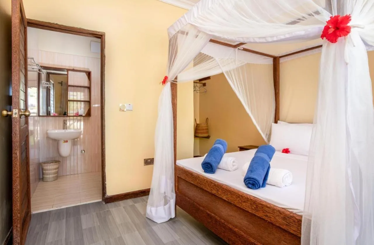 Bathroom, Bed in Amber Lodge