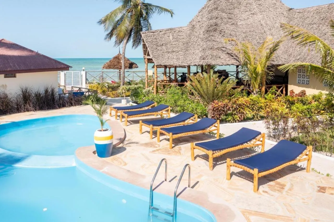 Swimming pool in Moayana Liora