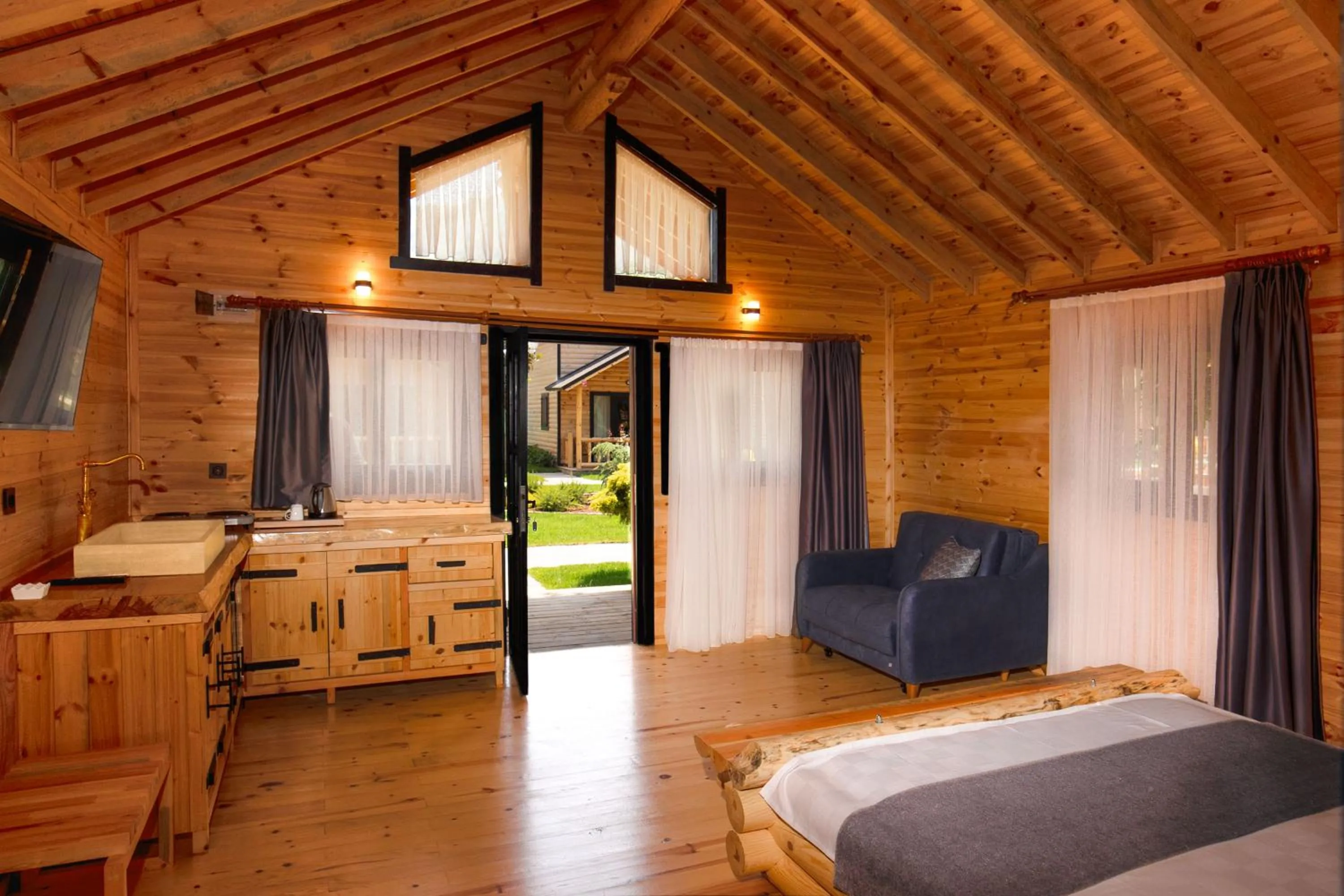 Communal lounge/ TV room, Bed in MUKHA ORMANLI