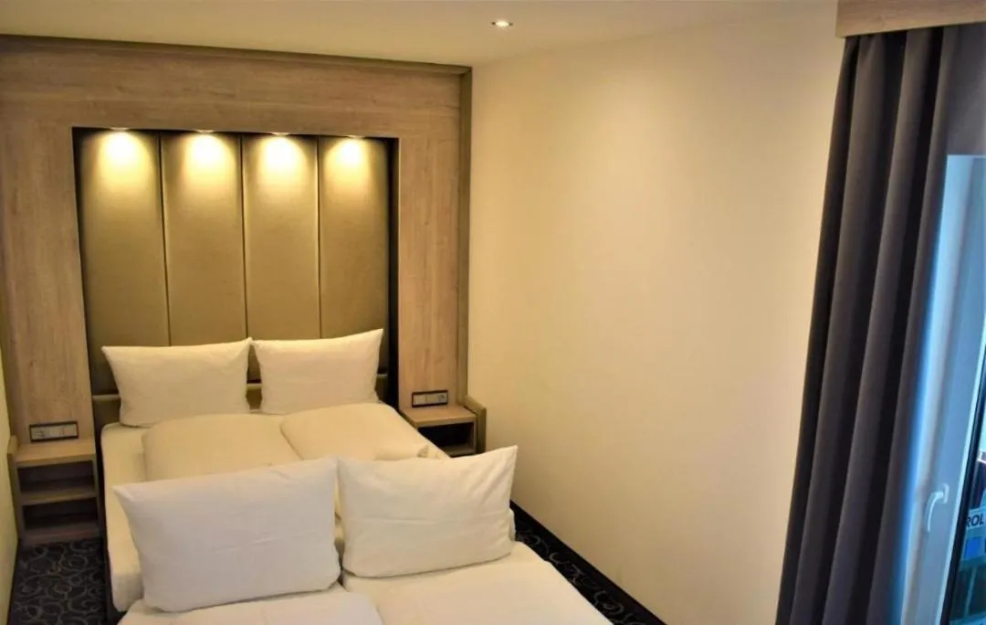 Bed in Hotel Business Bay das ehemalige Staycation Hotel