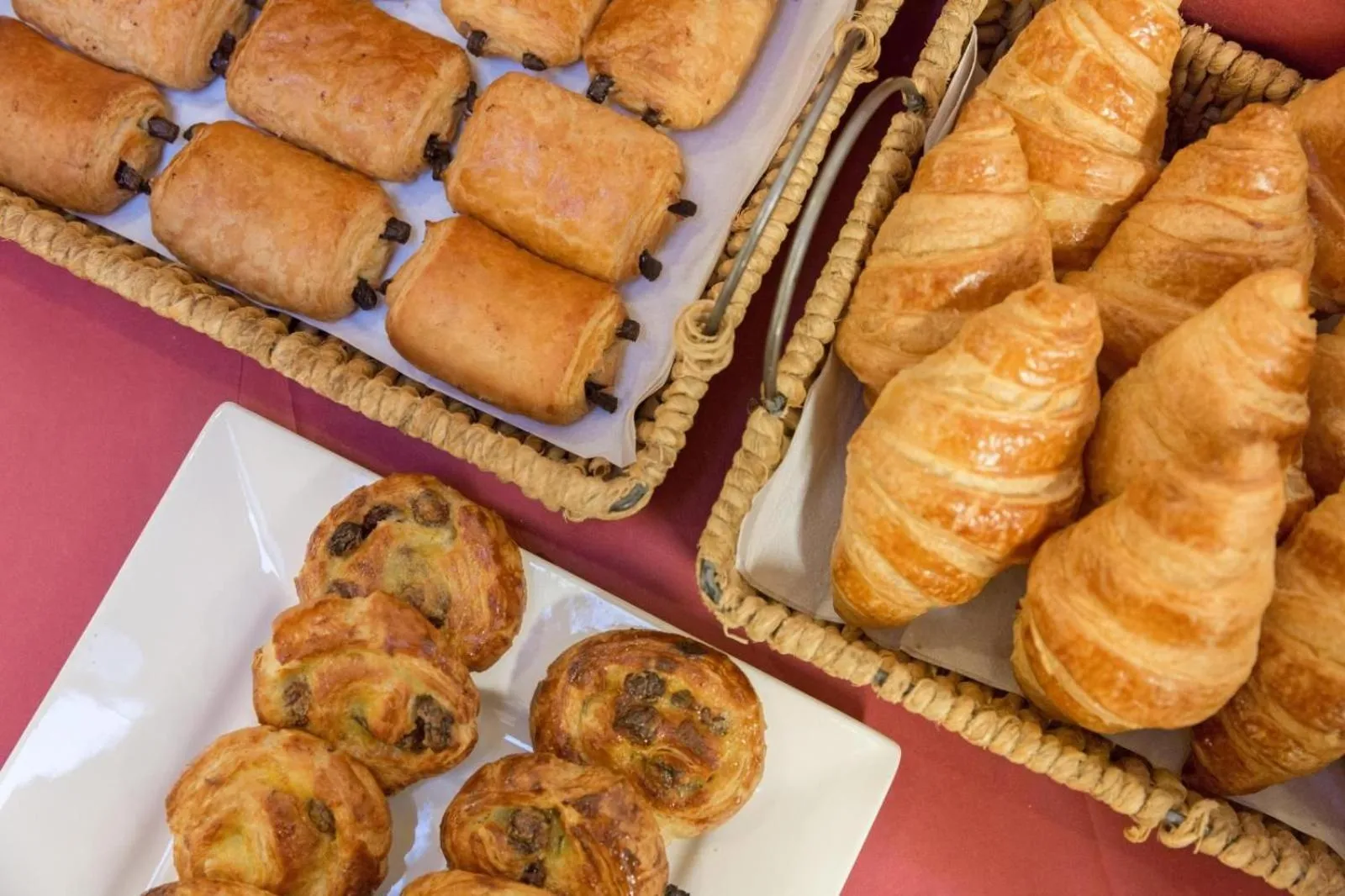 Restaurant/places to eat in Rho Hotel