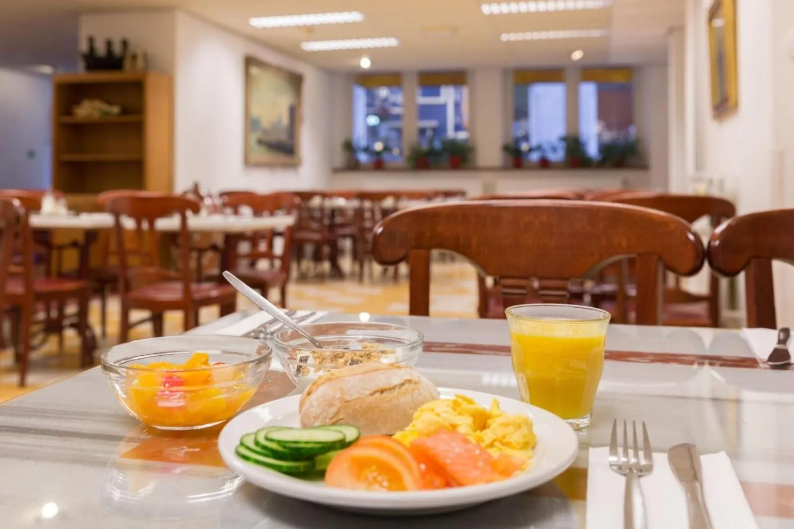 Restaurant/places to eat in Rho Hotel