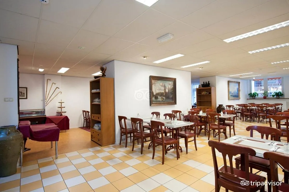 Restaurant/places to eat in Rho Hotel