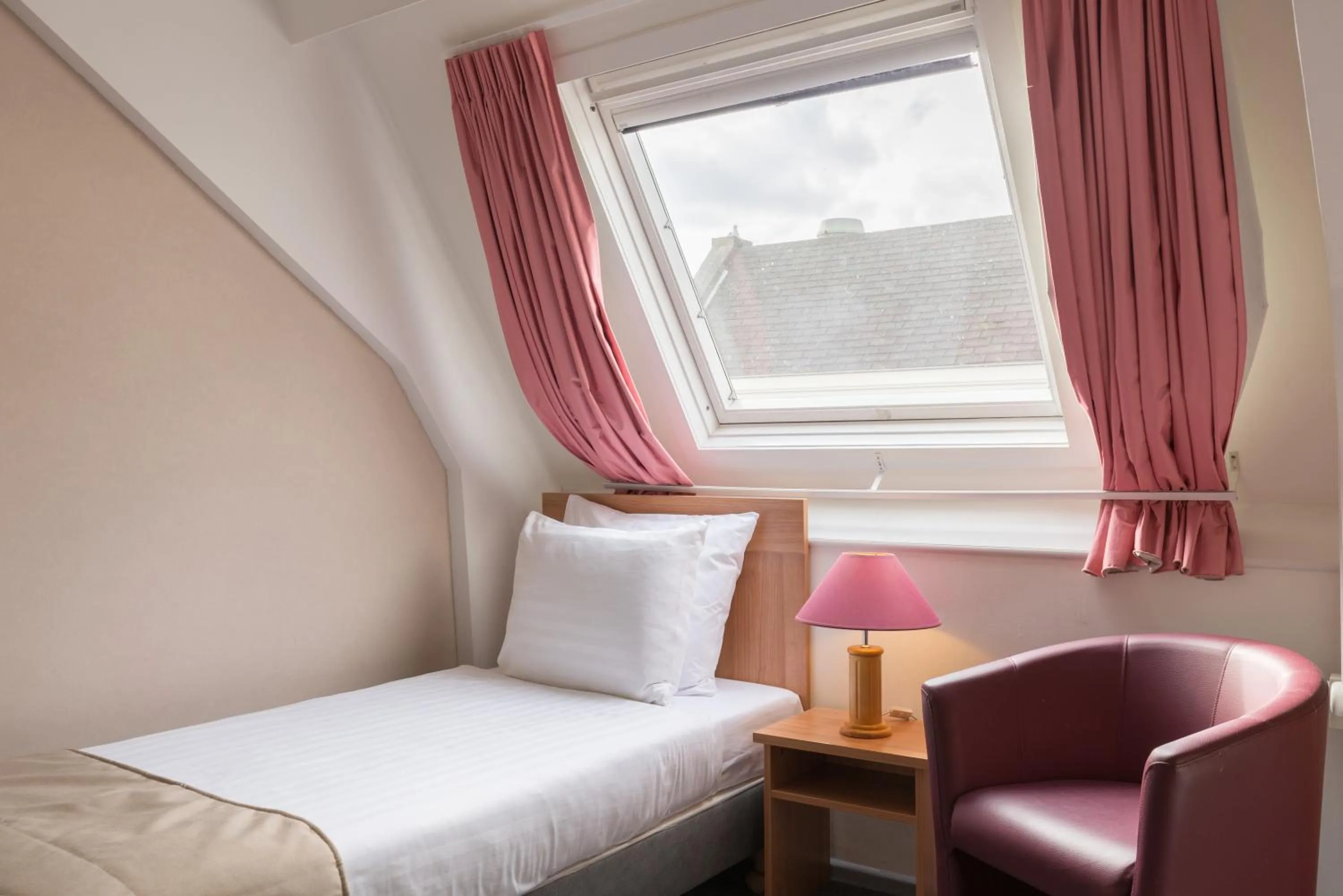 Bedroom, Bed in Rho Hotel